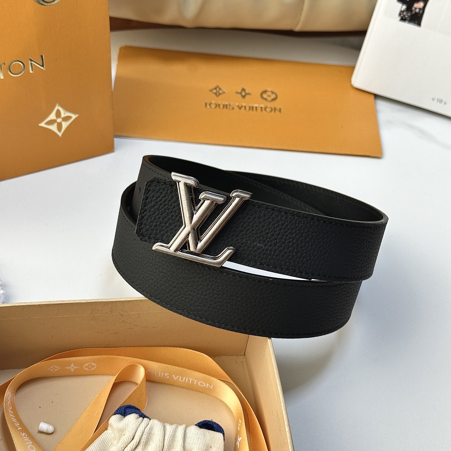 L0UIS VUITT0N 驢家原單腰帶 寬度35毫米 腰帶採用一面荔枝紋togo皮內襯一面進口小牛皮底