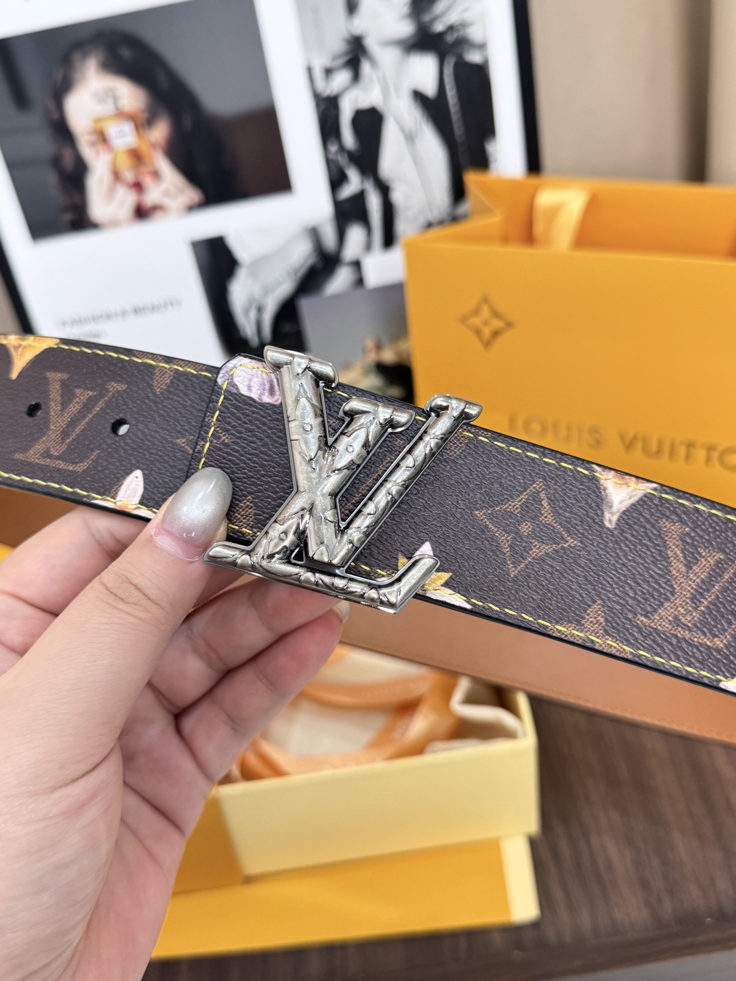 LV經典老花古銀LV標誌扣皮帶 40mm經典寬度 頭層牛皮滿版 Monogram 老花，點綴淡雅花卉圖案