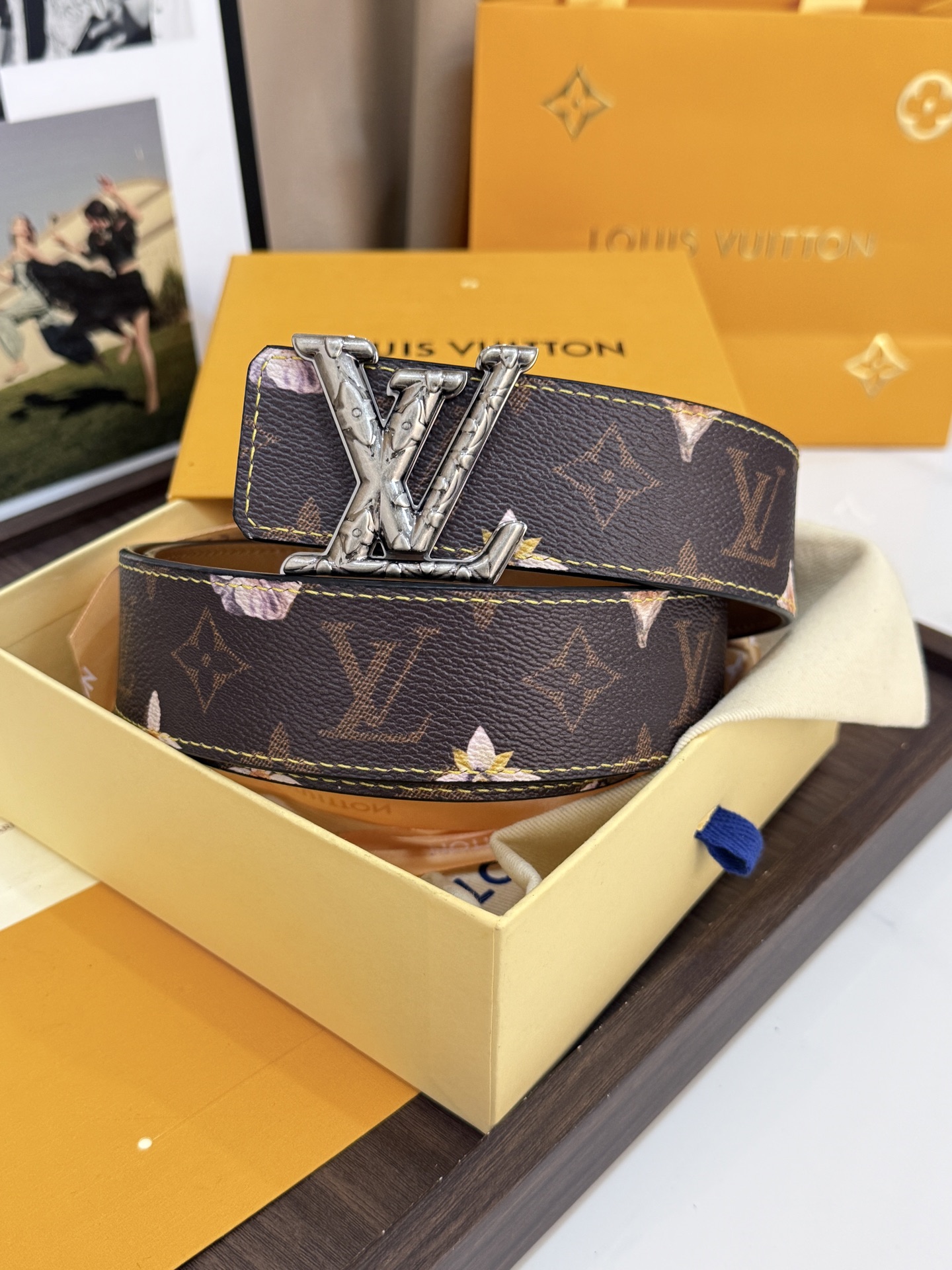 LV經典老花古銀LV標誌扣皮帶 40mm經典寬度 頭層牛皮滿版 Monogram 老花，點綴淡雅花卉圖案