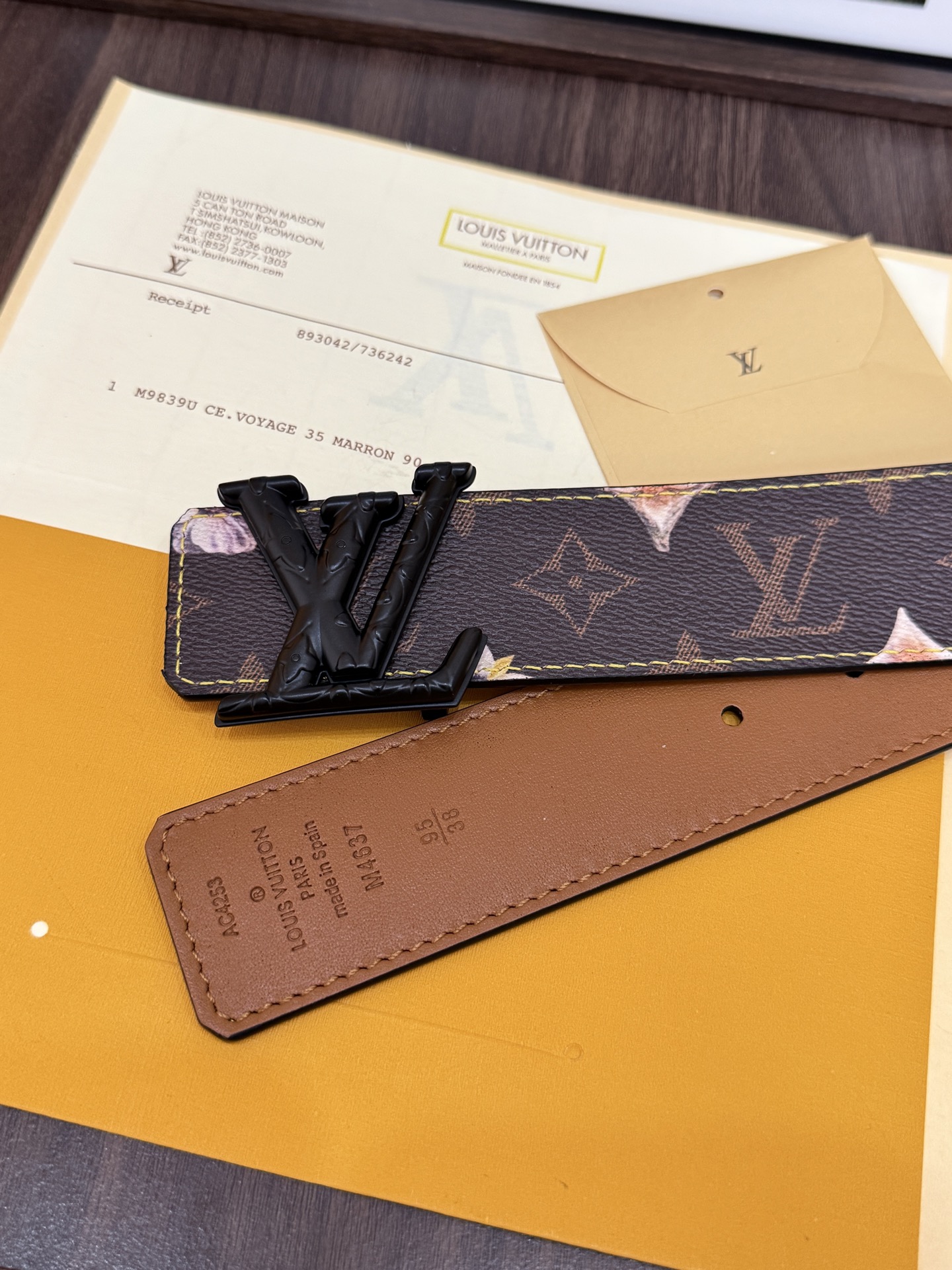 LV經典老花啞黑LV標誌扣皮帶 40mm經典寬度 頭層牛皮滿版 Monogram 老花，點綴淡雅花卉圖案