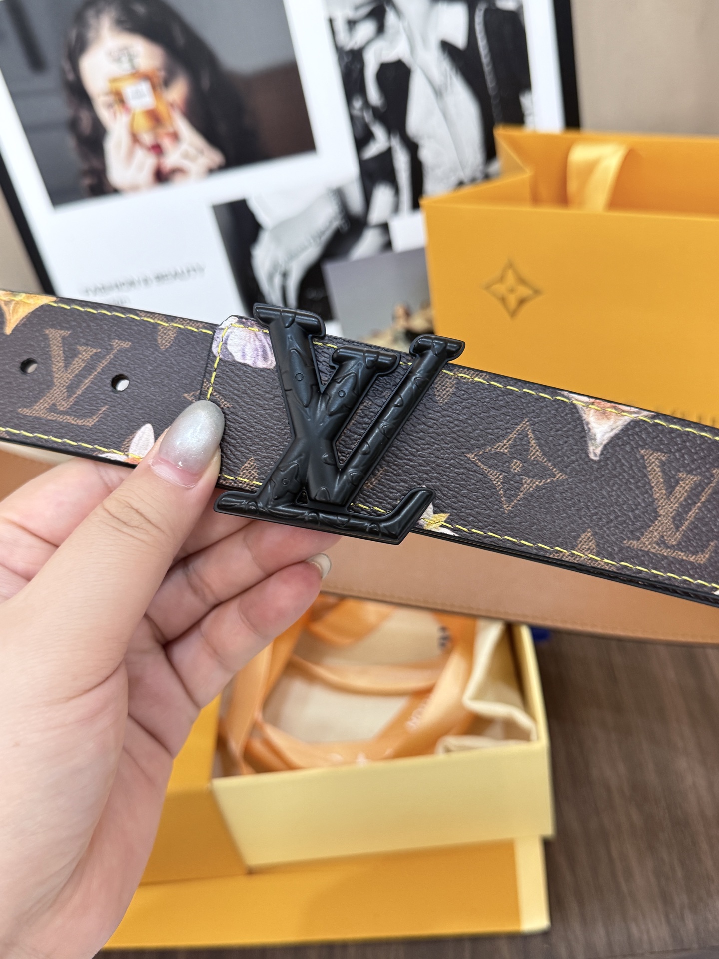 LV經典老花啞黑LV標誌扣皮帶 40mm經典寬度 頭層牛皮滿版 Monogram 老花，點綴淡雅花卉圖案