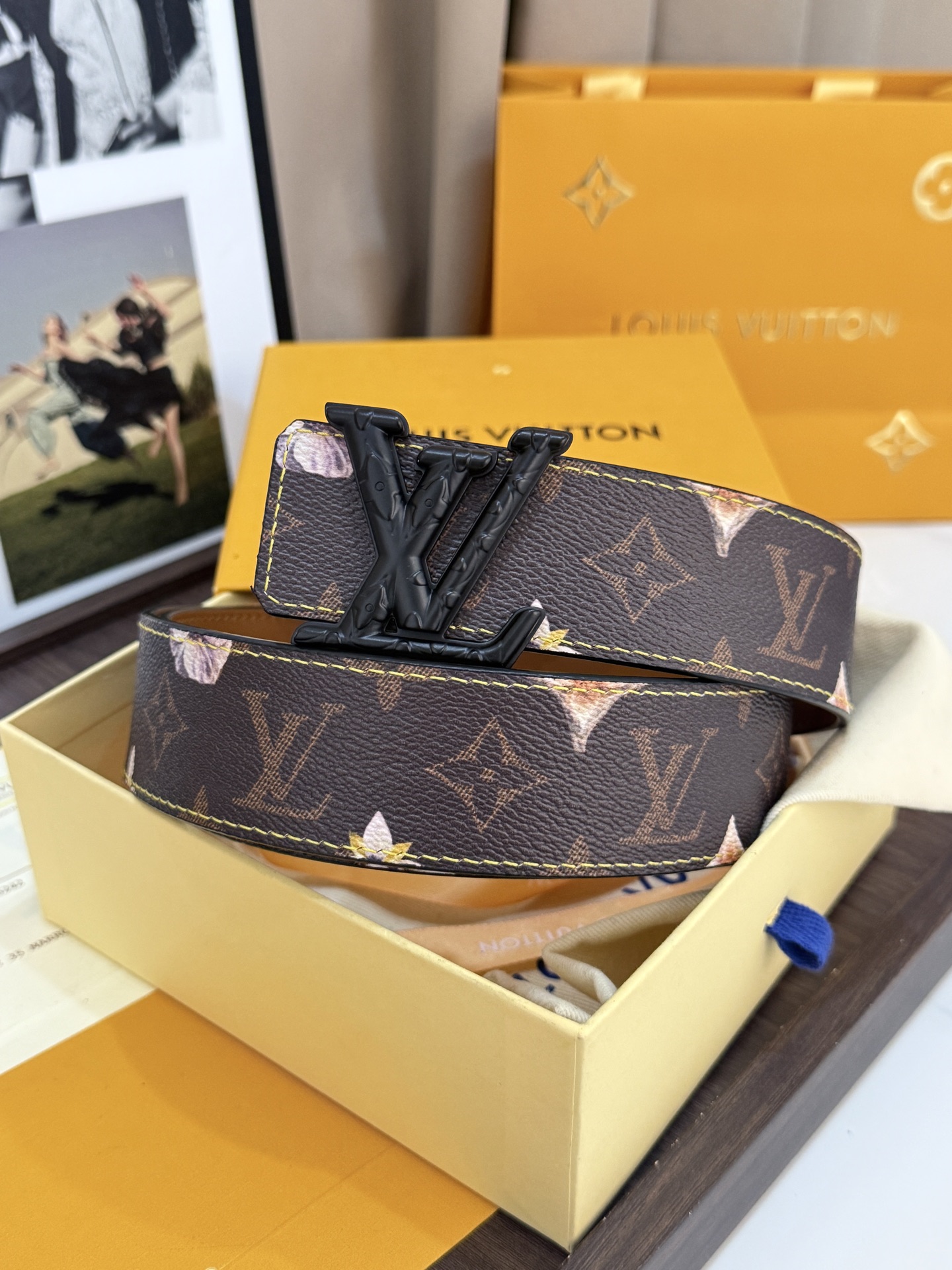 LV經典老花啞黑LV標誌扣皮帶 40mm經典寬度 頭層牛皮滿版 Monogram 老花，點綴淡雅花卉圖案