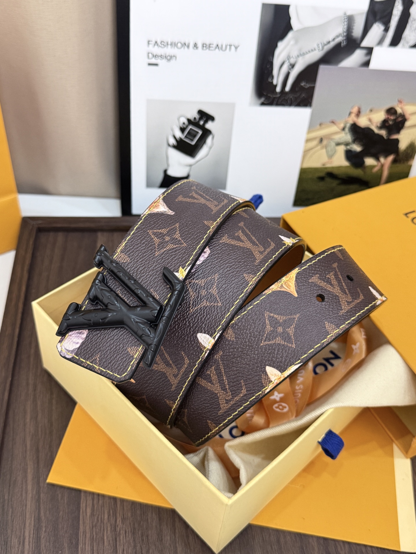 LV經典老花啞黑LV標誌扣皮帶 40mm經典寬度 頭層牛皮滿版 Monogram 老花，點綴淡雅花卉圖案