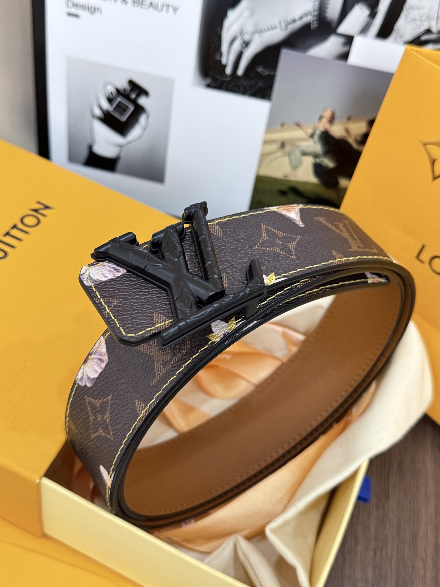 LV經典老花啞黑LV標誌扣皮帶 40mm經典寬度 頭層牛皮滿版 Monogram 老花，點綴淡雅花卉圖案