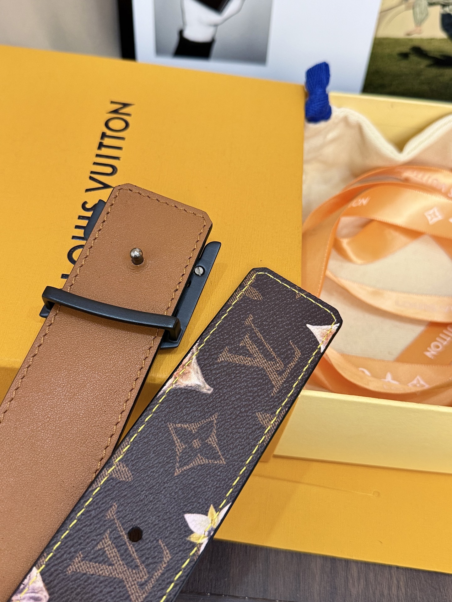 LV經典老花啞黑LV標誌扣皮帶 40mm經典寬度 頭層牛皮滿版 Monogram 老花，點綴淡雅花卉圖案