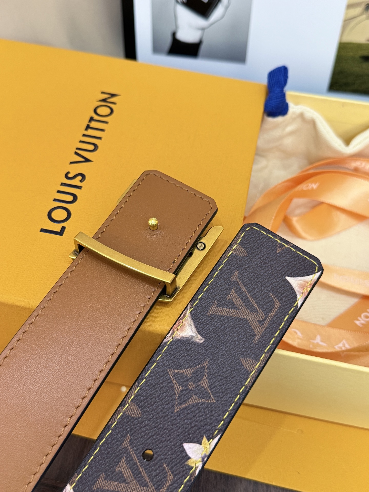 LV經典老花古金LV標誌扣皮帶 40mm經典寬度 頭層牛皮滿版 Monogram 老花，點綴淡雅花卉圖案