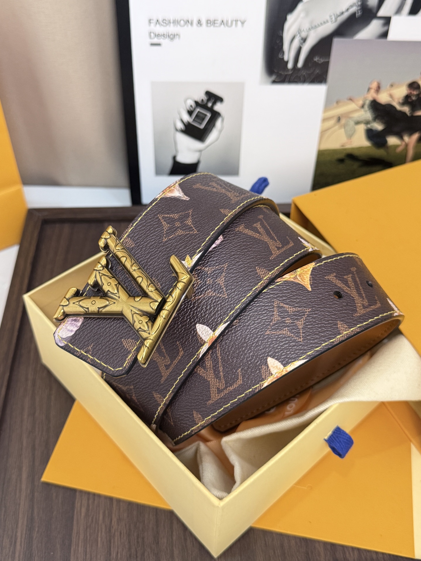 LV經典老花古金LV標誌扣皮帶 40mm經典寬度 頭層牛皮滿版 Monogram 老花，點綴淡雅花卉圖案