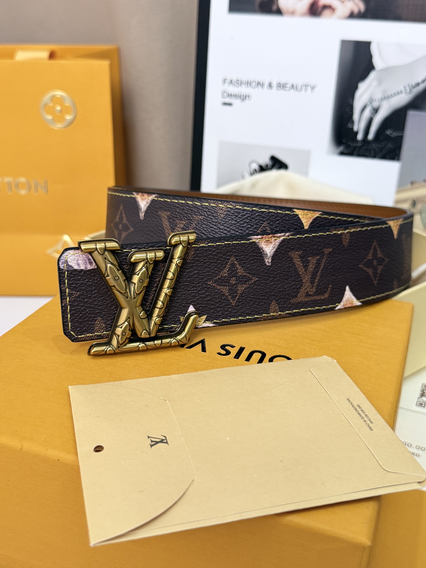 LV經典老花古金LV標誌扣皮帶 40mm經典寬度 頭層牛皮滿版 Monogram 老花，點綴淡雅花卉圖案