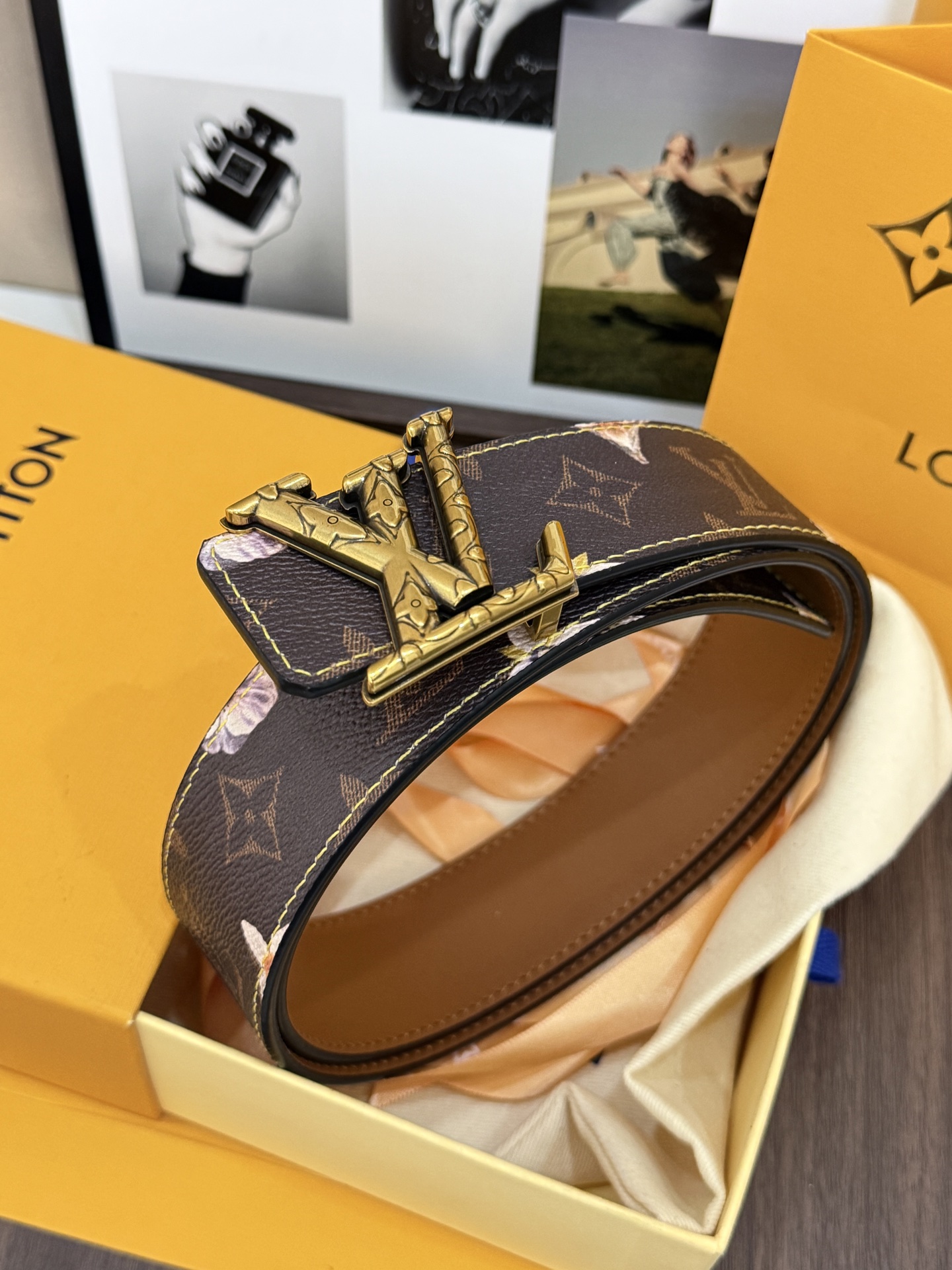 LV經典老花古金LV標誌扣皮帶 40mm經典寬度 頭層牛皮滿版 Monogram 老花，點綴淡雅花卉圖案
