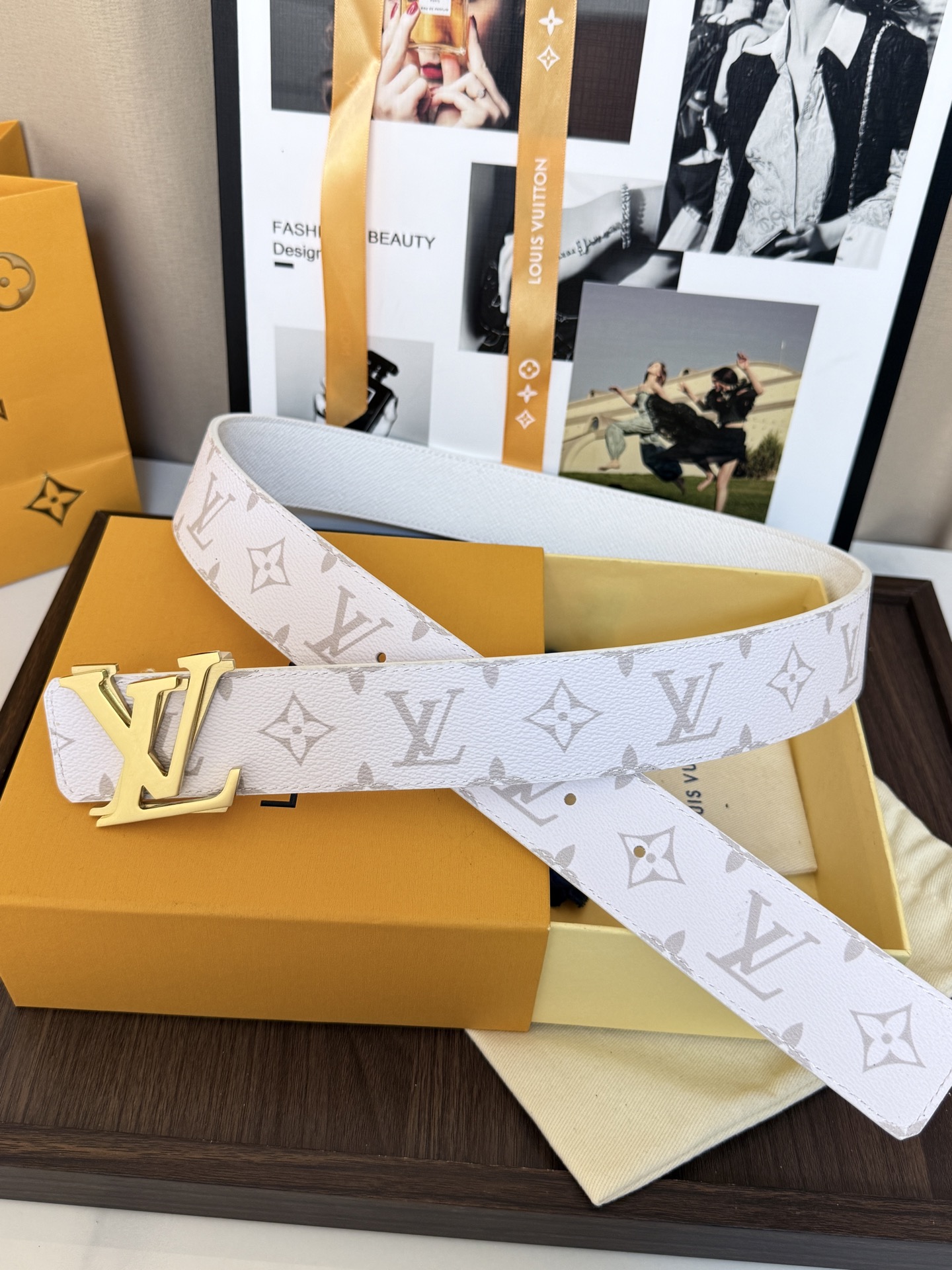 LV經典雙面老花皮40mm寬度     頭層牛皮打造，一面滿版Monogram 老花，經典淺色底色交錯排