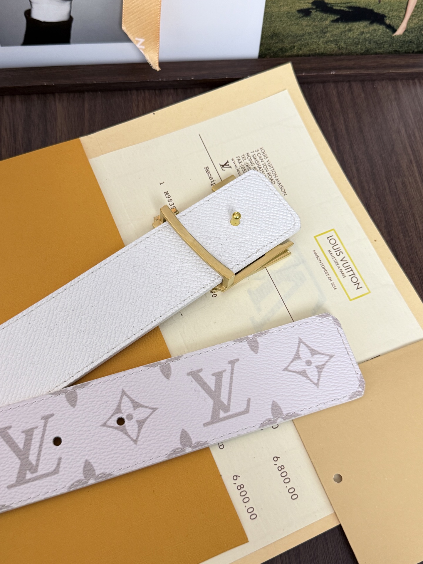 LV經典雙面老花皮40mm寬度     頭層牛皮打造，一面滿版Monogram 老花，經典淺色底色交錯排