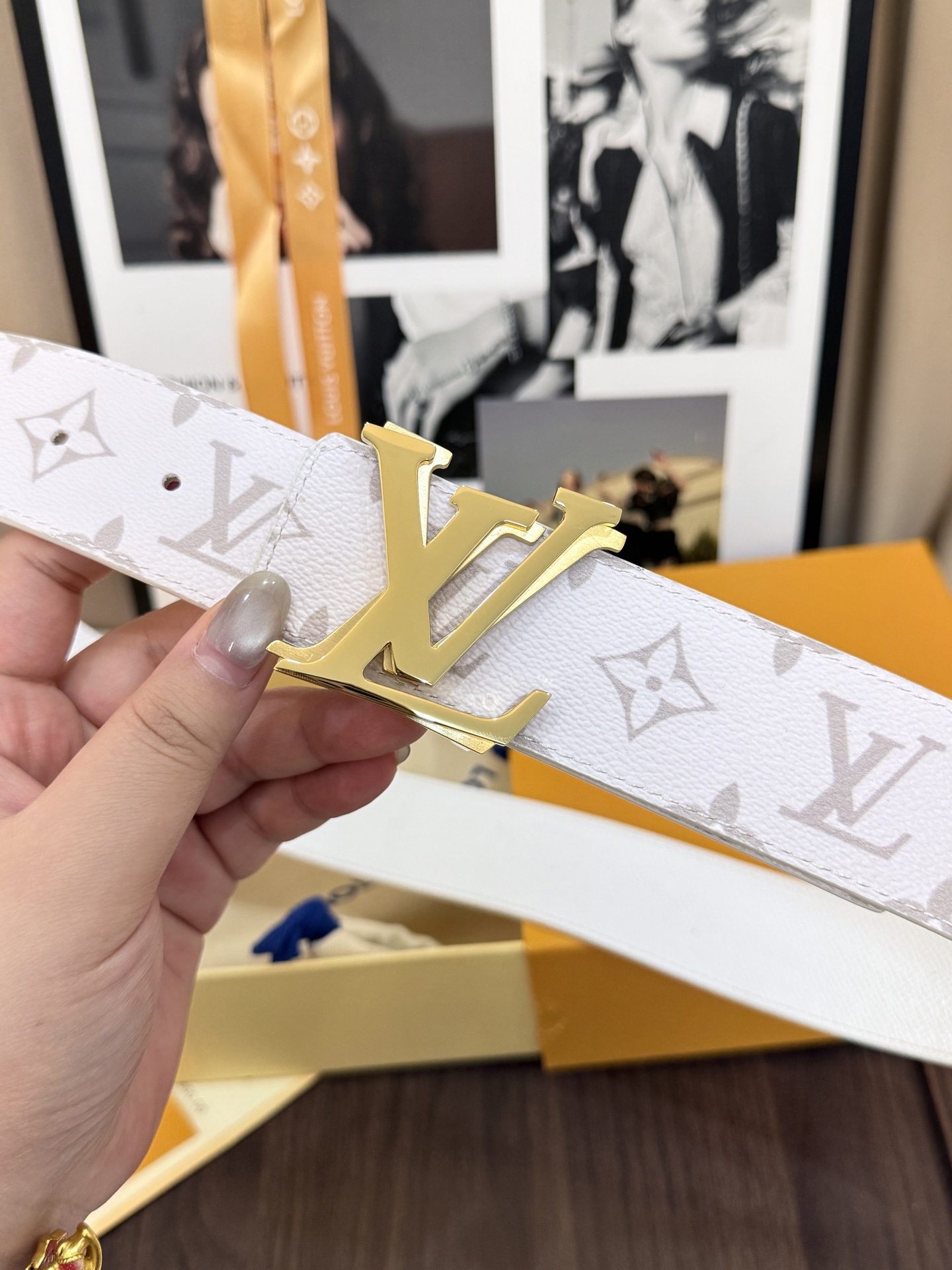 LV經典雙面老花皮40mm寬度     頭層牛皮打造，一面滿版Monogram 老花，經典淺色底色交錯排