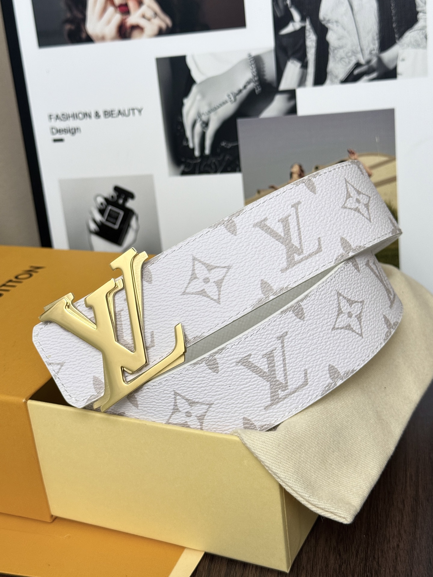LV經典雙面老花皮40mm寬度     頭層牛皮打造，一面滿版Monogram 老花，經典淺色底色交錯排