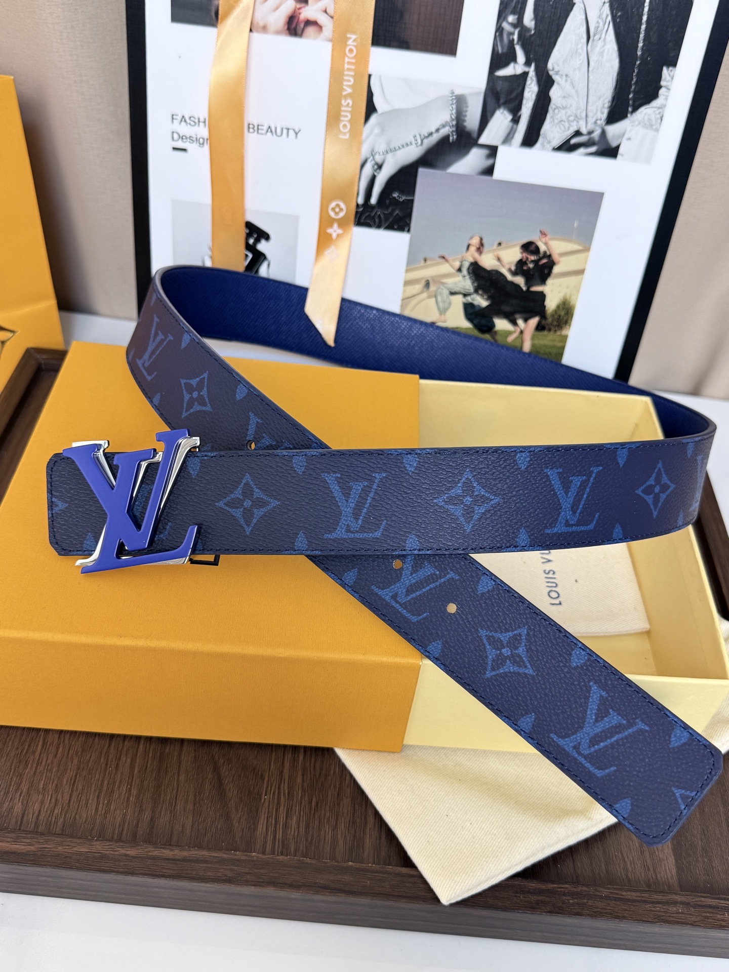 LV經典雙面老花皮40mm寬度 頭層牛皮打造,一面滿版Monogram 老花,經典淺色底色交錯排 LV經典雙面老花皮40mm寬度 頭層牛皮打造,一面滿版Monogram 老花,經典淺色底色交錯排