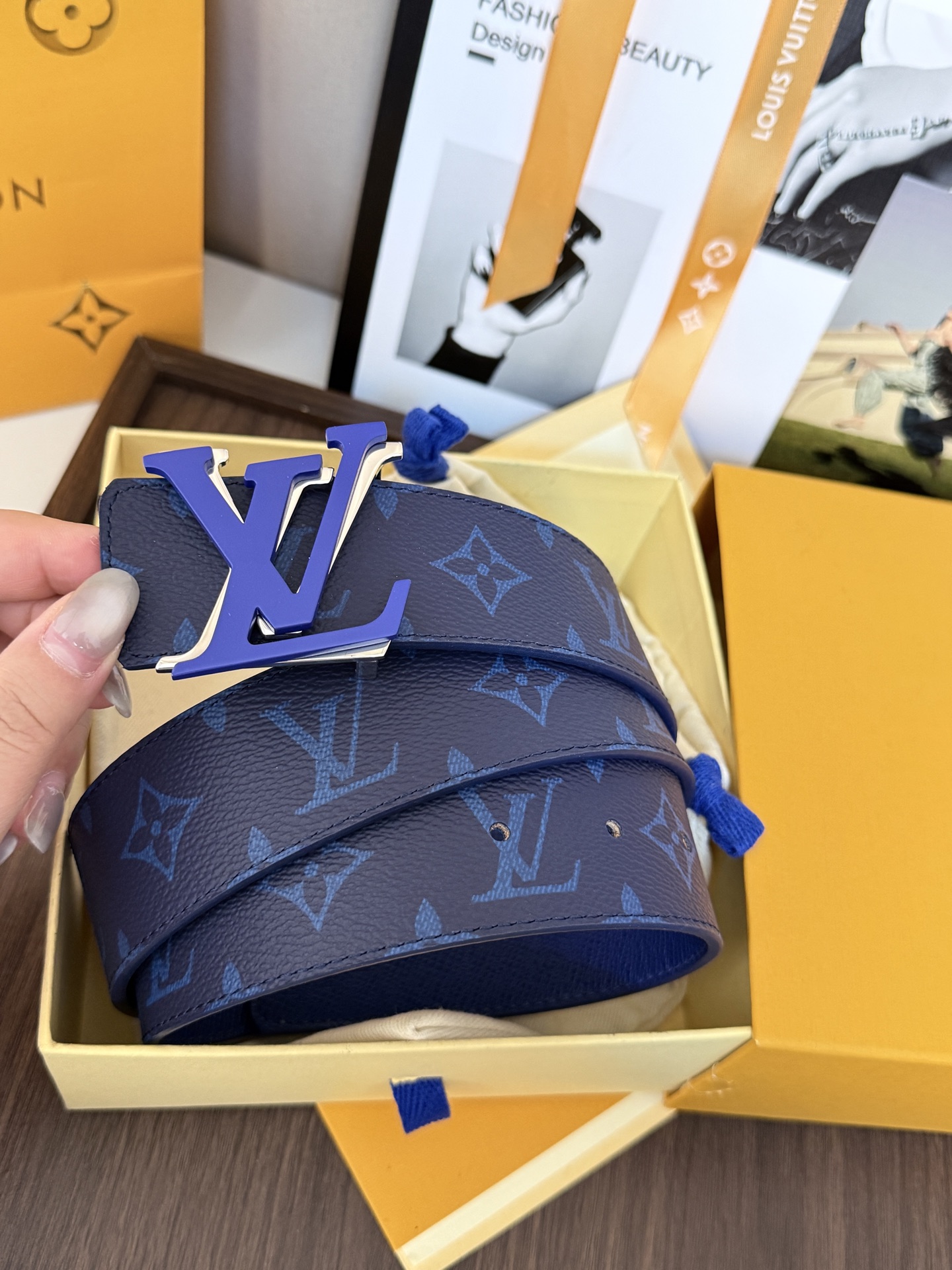 LV經典雙面老花皮40mm寬度 頭層牛皮打造,一面滿版Monogram 老花,經典淺色底色交錯排 LV經典雙面老花皮40mm寬度 頭層牛皮打造,一面滿版Monogram 老花,經典淺色底色交錯排