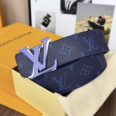 LV經典雙面老花皮40mm寬度 頭層牛皮打造,一面滿版Monogram 老花,經典淺色底色交錯排 LV經典雙面老花皮40mm寬度 頭層牛皮打造,一面滿版Monogram 老花,經典淺色底色交錯排