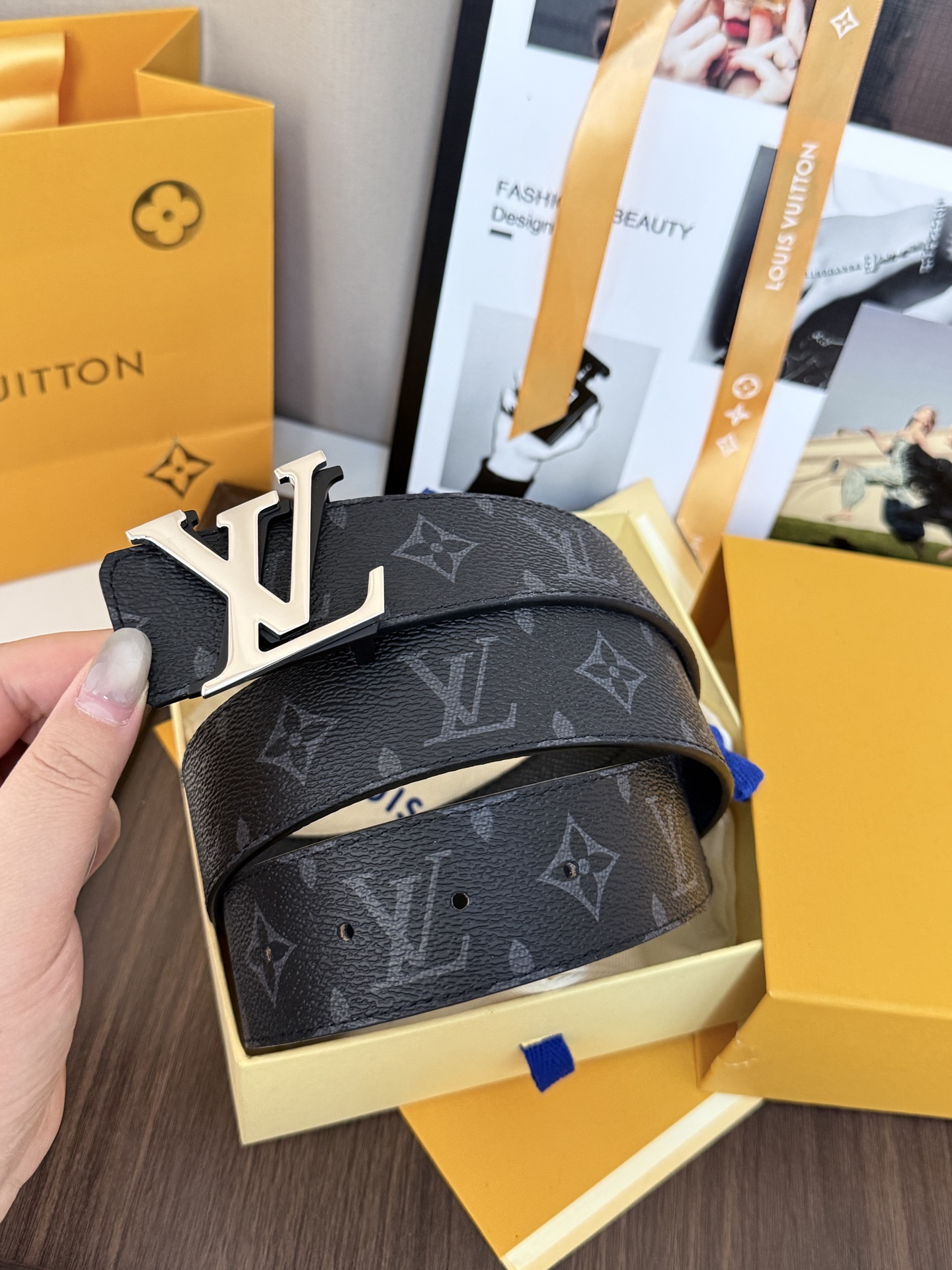 LV經典雙面老花皮40mm寬度     頭層牛皮打造，一面滿版Monogram 老花，經典淺色底色交錯排