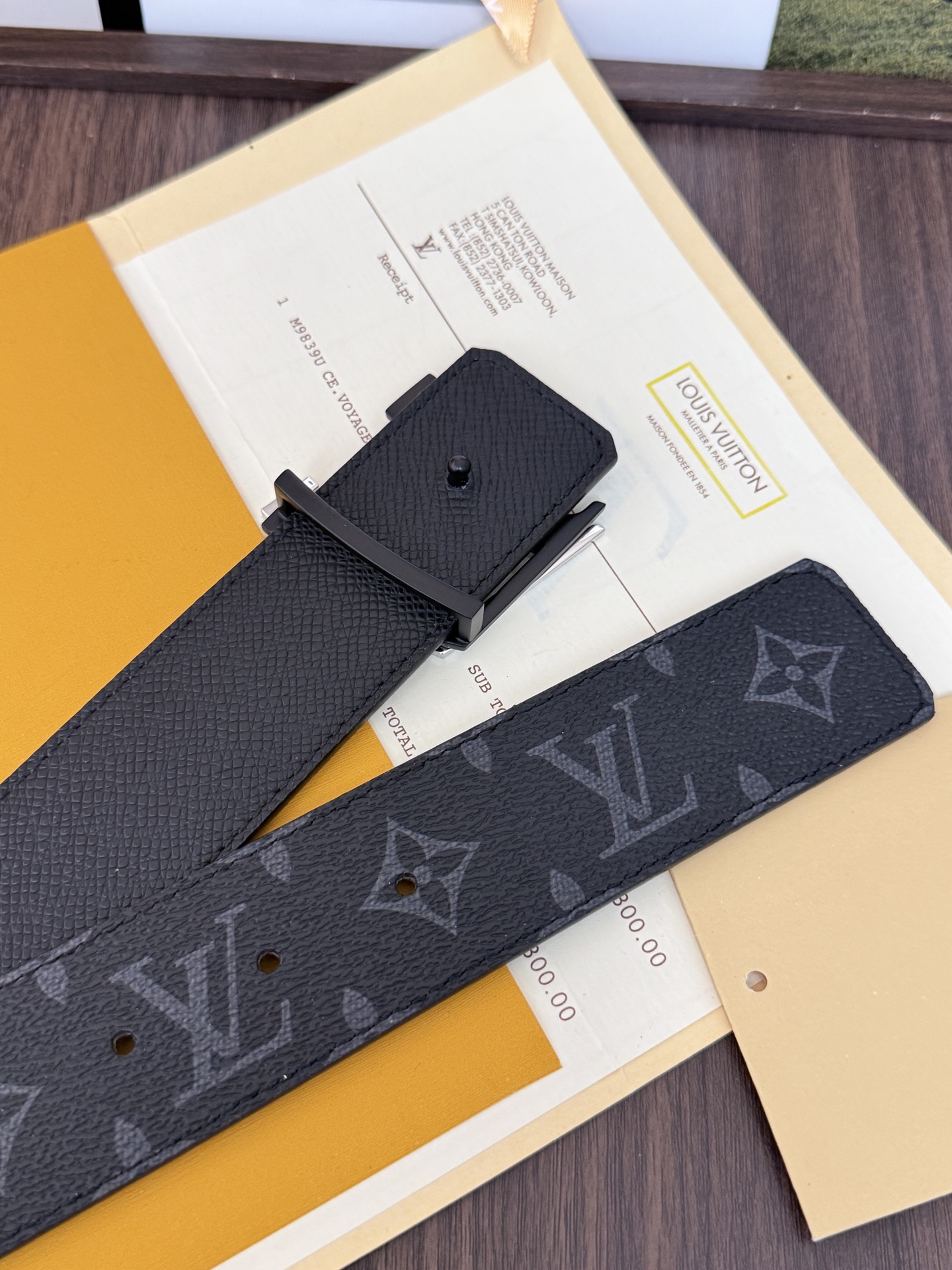 LV經典雙面老花皮40mm寬度     頭層牛皮打造，一面滿版Monogram 老花，經典淺色底色交錯排