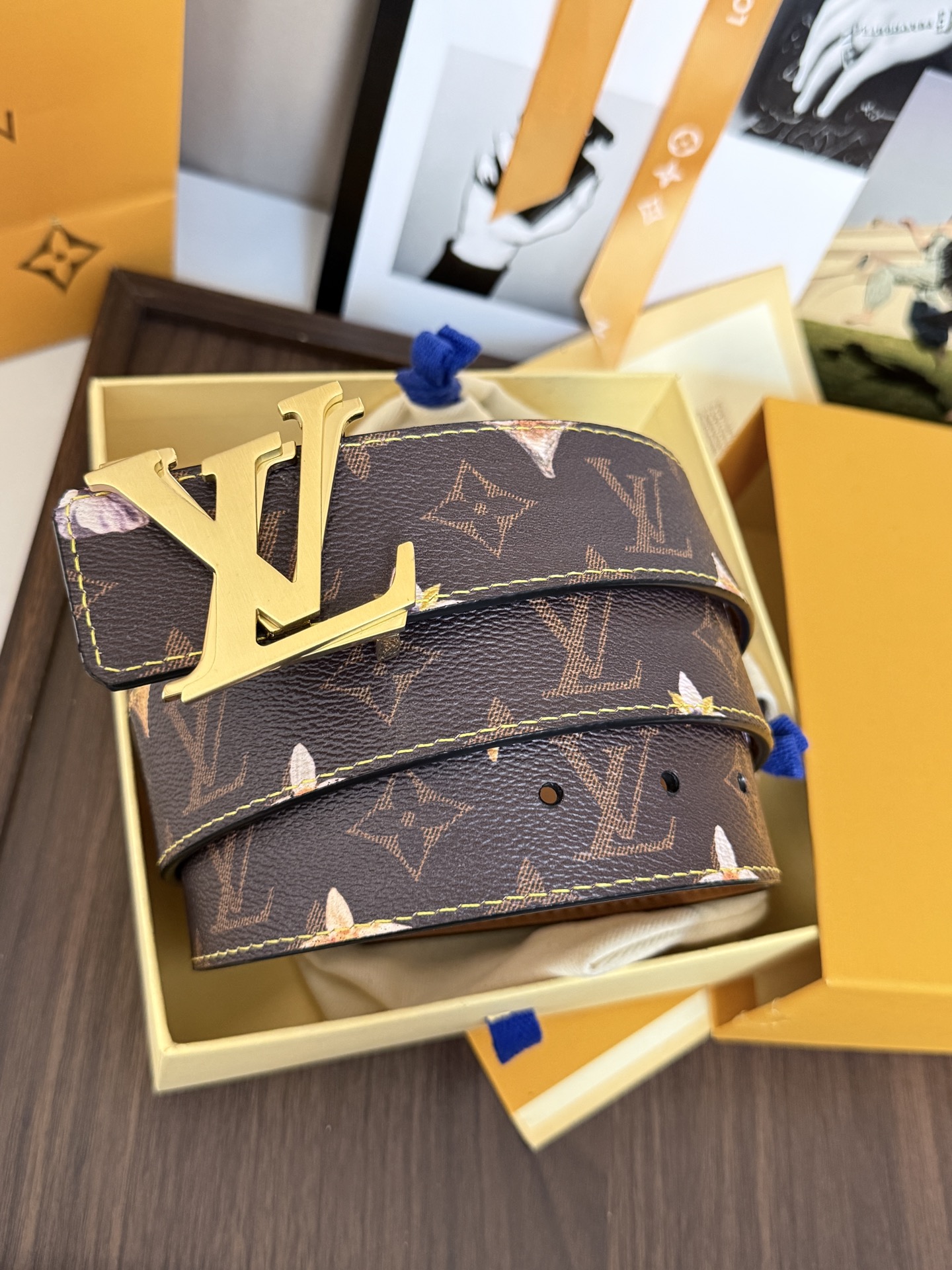 LV經典老花古銀LV標誌扣皮帶 40mm經典寬度 頭層牛皮滿版 Monogram 老花,點綴淡雅 LV經典老花古銀LV標誌扣皮帶 40mm經典寬度 頭層牛皮滿版 Monogram 老花,點綴淡雅