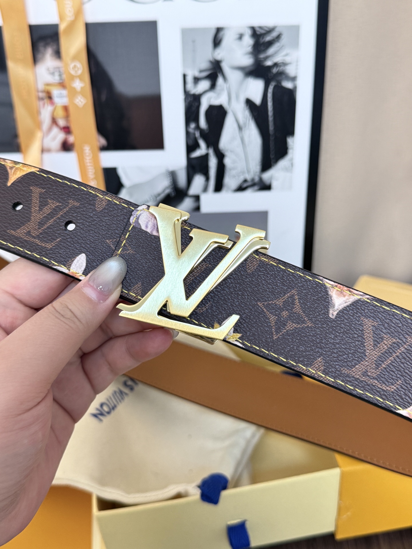LV經典老花古銀LV標誌扣皮帶 40mm經典寬度 頭層牛皮滿版 Monogram 老花,點綴淡雅 LV經典老花古銀LV標誌扣皮帶 40mm經典寬度 頭層牛皮滿版 Monogram 老花,點綴淡雅