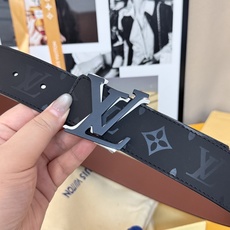 LV經典雙面黑扣皮帶|40mm寬度 這條腰帶將低調奢華演繹到了極致。一面是深邃的黑色Mono LV經典雙面黑扣皮帶|40mm寬度 這條腰帶將低調奢華演繹到了極致。一面是深邃的黑色Mono
