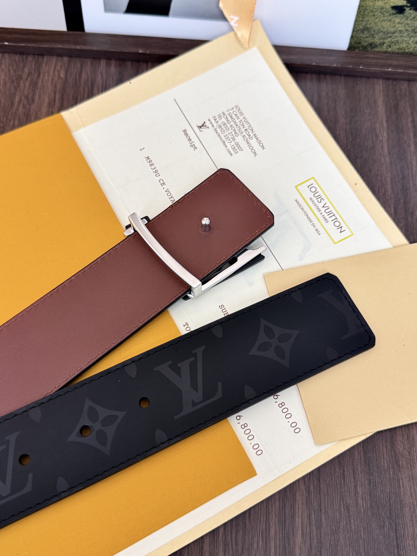 LV經典雙面黑扣皮帶|40mm寬度 這條腰帶將低調奢華演繹到了極致。一面是深邃的黑色Mono LV經典雙面黑扣皮帶|40mm寬度 這條腰帶將低調奢華演繹到了極致。一面是深邃的黑色Mono