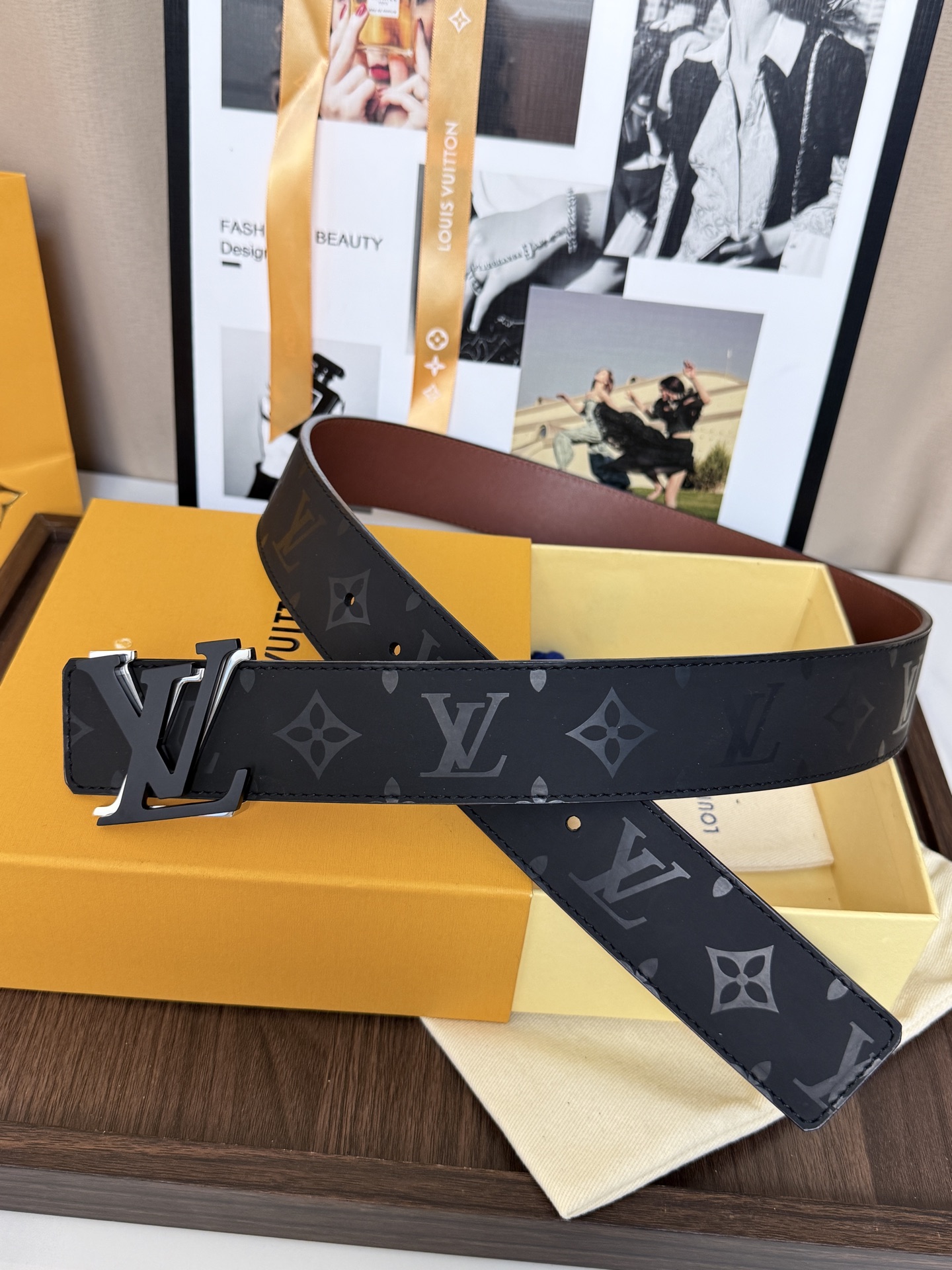 LV經典雙面黑扣皮帶|40mm寬度 這條腰帶將低調奢華演繹到了極致。一面是深邃的黑色Mono LV經典雙面黑扣皮帶|40mm寬度 這條腰帶將低調奢華演繹到了極致。一面是深邃的黑色Mono