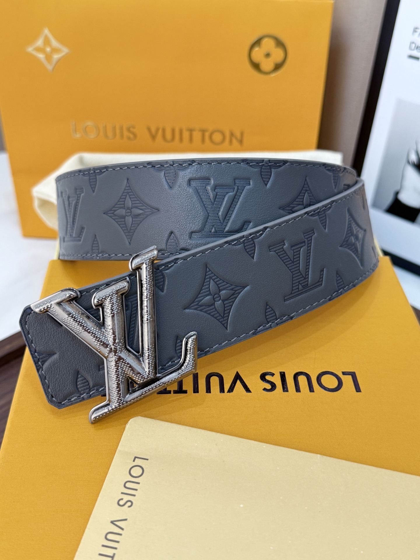 NO:882683,Original order (original packaging +1.0) LV dark gray all-over printed embossed silver buckle belt｜40mm all-over presbyopic embossed cowhide + metallic LV buckle, full of high-end texture. Classic and versatile version, suitable for daily outings and business formal occasions. Low-key luxury, easy to control in various outfits, belt, louis vuitton, cowhide19860909原单 （原版包裝+1.0） LV深灰滿印壓花銀扣皮帶｜40mm 滿版老花壓紋牛皮＋金屬質感LV搭扣,高級質感十足  經典百搭版型,日常出門、商務正式場合都適合 低調奢華,各種穿搭都能輕鬆駕馭,皮带,louis vuitton,cowhide,Belt