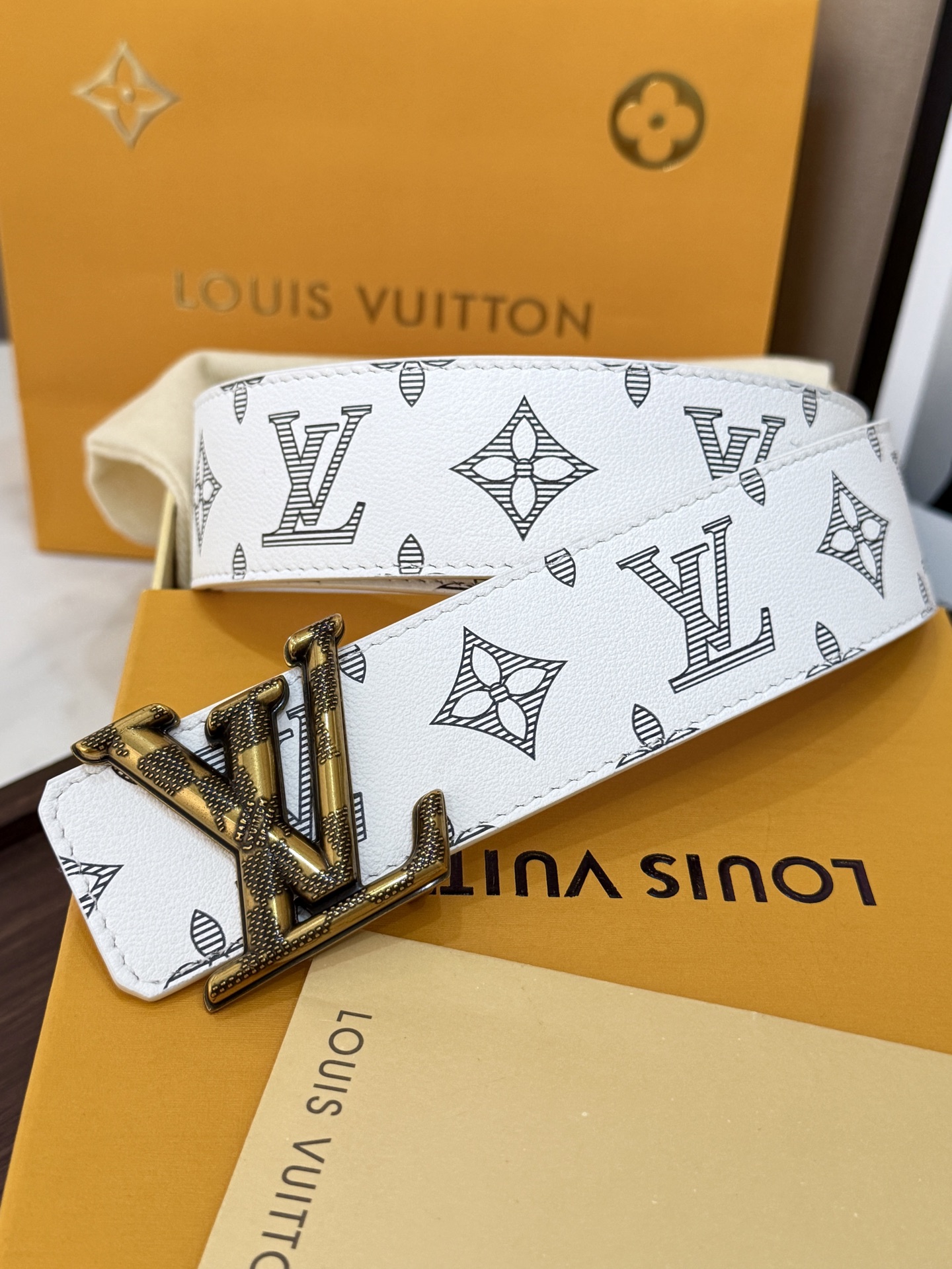 NO:882690,Original order (original packaging +1.0) LV white background with all-over printed old flower gold buckle leather | 40mm full printed old flower pattern cowhide + retro distressed LV gold buckle, full texture. Classic logo design, versatile for daily casual and business occasions. Refreshing and high-end, perfect for various outfits, belt, Louis Vuitton, cowhide19860909原单 （原版包裝 +1.0）  LV白底滿印老花金扣皮常｜40mm 满印老花紋路牛皮＋復古做舊LV 金扣,質感直接拉滿  經典標誌設計,日常休閒、商務場合都百搭 清爽高級,各種穿搭都完美融合,皮带,louis vuitton,cowhide,Belt