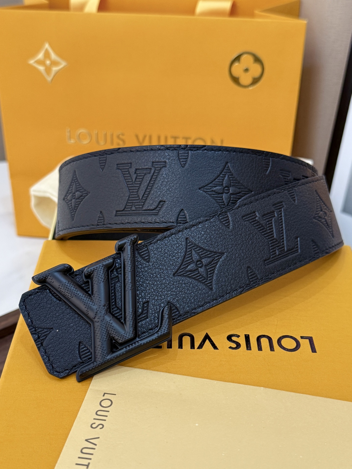 NO:882696,Original order (original packaging +1.0) LV all-black three-dimensional embossed matte black buckle belt｜40mm three-dimensional pressed presbyopic cowhide + matte matte black LV buckle, full of texture. Classic logo design, versatile for daily leisure and business occasions. Calm and restrained, perfect for various outfits, belt, louis vuitton, cowhide19860909原单 （原版包裝 +1.0）  LV全黑立體壓紋啞黑扣皮帶｜40mm  立體壓製老花牛皮＋霧面啞黑LV扣,質感直接拉滿  經典標誌設計,日常休閒、商務場合都百搭 沉穩內斂,各種穿搭都完美融合,皮带,louis vuitton,cowhide,Belt