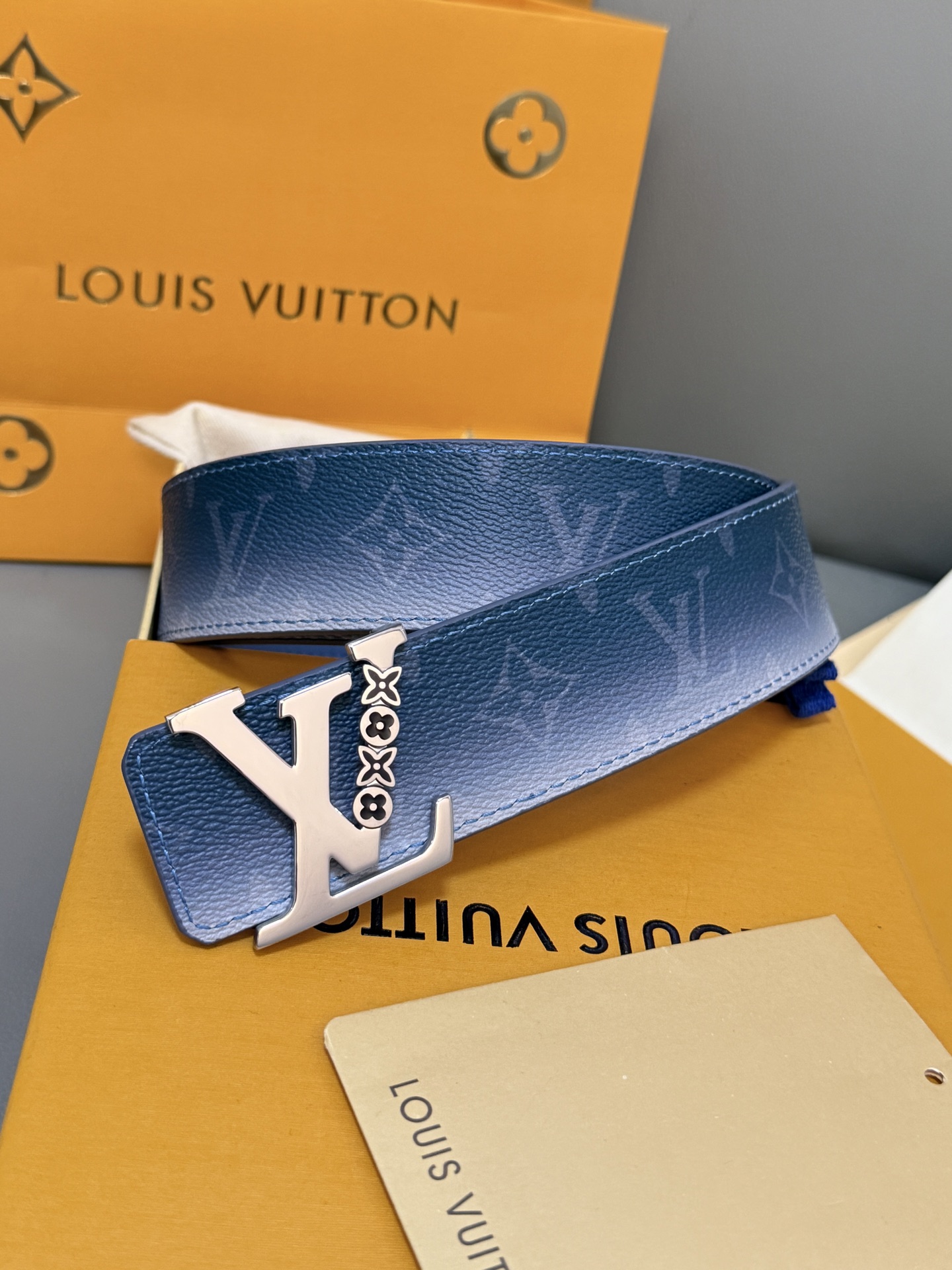 NO:882702,Original order The latest upgraded version of the Lvjia counter. Width 40 mm. Customized canvas fabric with exquisite craftsmanship and imported calfskin needle pattern bottom. Paired with stainless steel letter buckle. Classic and versatile! ,belt,cowhide19860909原单 L驢家專櫃最新升級版本 寬度40毫米 精湛工藝定制帆布面料襯托進口小牛皮針紋底 搭配精鋼字母搭扣 經典百搭款！,皮带,cowhide,Belt