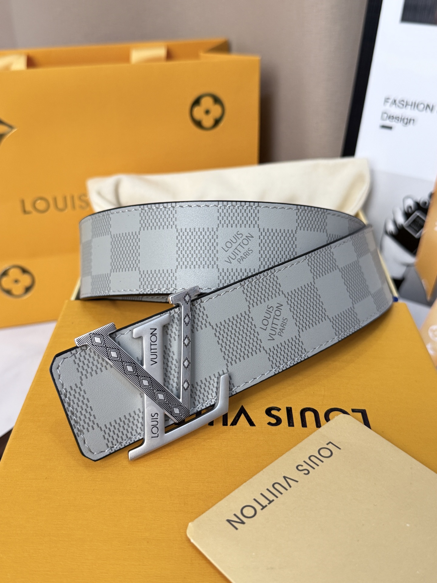 NO:882610,Original order LV light gray checkerboard carved silver label men's belt | Width 40mm, high-quality light gray checkerboard texture leather, with exquisite hollow carved tone LV buckle, full of details and texture, versatile and durable classic version, perfect for formal business occasions or casual wear on weekdays, belt, louis vuitton19860909原单 LV淺灰棋盤格雕花銀標男士皮帶 |帶寬 40mm 高質感淺灰棋盤格紋理皮料,搭配精緻鏤空雕花音色LV帶扣,細節滿滿質感十足  百搭耐看的經典版型,無論正式商務場合或是平日 休閒穿搭都超合適,皮带,louis vuitton,Belt