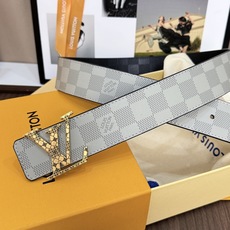 LV淺灰棋盤格雕花金標男士皮帶 |帶寬 40mm 高質感淺灰棋盤格紋理皮料,搭配精緻鏤空 LV淺灰棋盤格雕花金標男士皮帶 |帶寬 40mm 高質感淺灰棋盤格紋理皮料,搭配精緻鏤空