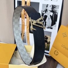 LV淺灰棋盤格雕花金標男士皮帶 |帶寬 40mm 高質感淺灰棋盤格紋理皮料,搭配精緻鏤空 LV淺灰棋盤格雕花金標男士皮帶 |帶寬 40mm 高質感淺灰棋盤格紋理皮料,搭配精緻鏤空