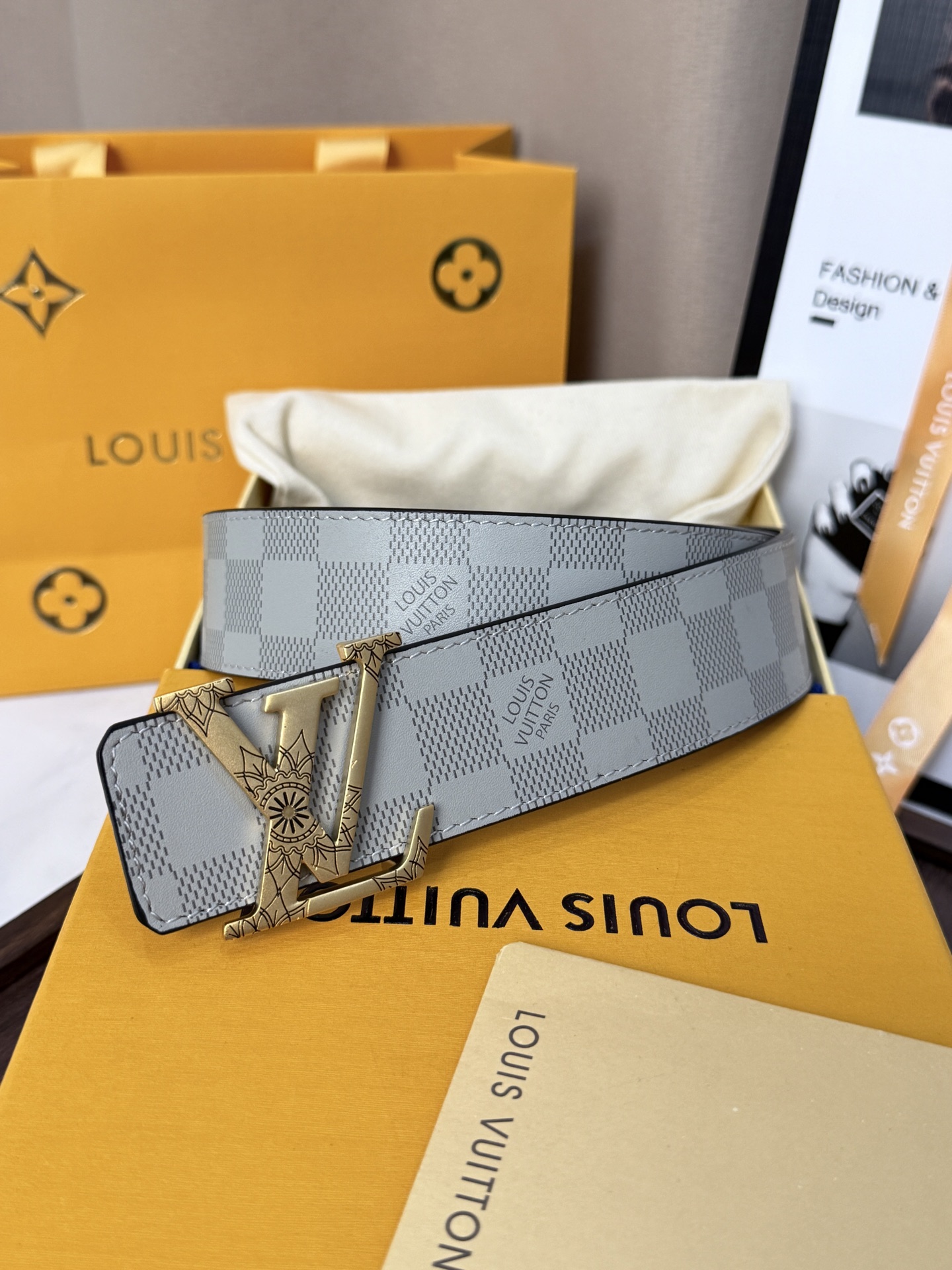 NO:882615,Original order LV light gray checkerboard carved gold label men's belt | Width 40mm, high quality light gray checkerboard texture leather, with exquisite hollow carved gold LV buckle, full of details and texture, versatile and durable classic version, perfect for formal business occasions or casual wear on weekdays, belt, louis vuitton19860909原单 LV淺灰棋盤格雕花金標男士皮帶 |帶寬 40mm 高質感淺灰棋盤格紋理皮料,搭配精緻鏤空雕花金色LV帶扣,細節滿滿質感十足  百搭耐看的經典版型,無論正式商務場合或是平日 休閒穿搭都超合適,皮带,louis vuitton,Belt