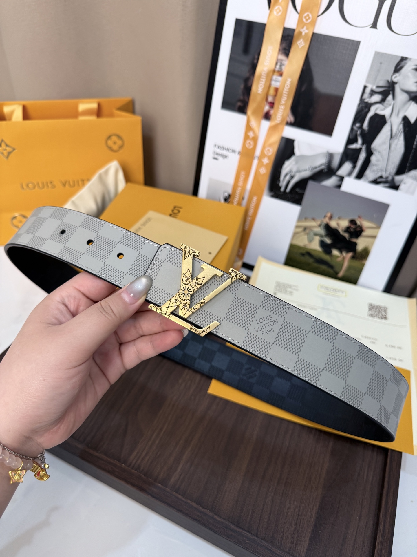 LV淺灰棋盤格雕花金標男士皮帶 |帶寬 40mm         高質感淺灰棋盤格紋理皮料，搭配精緻鏤空