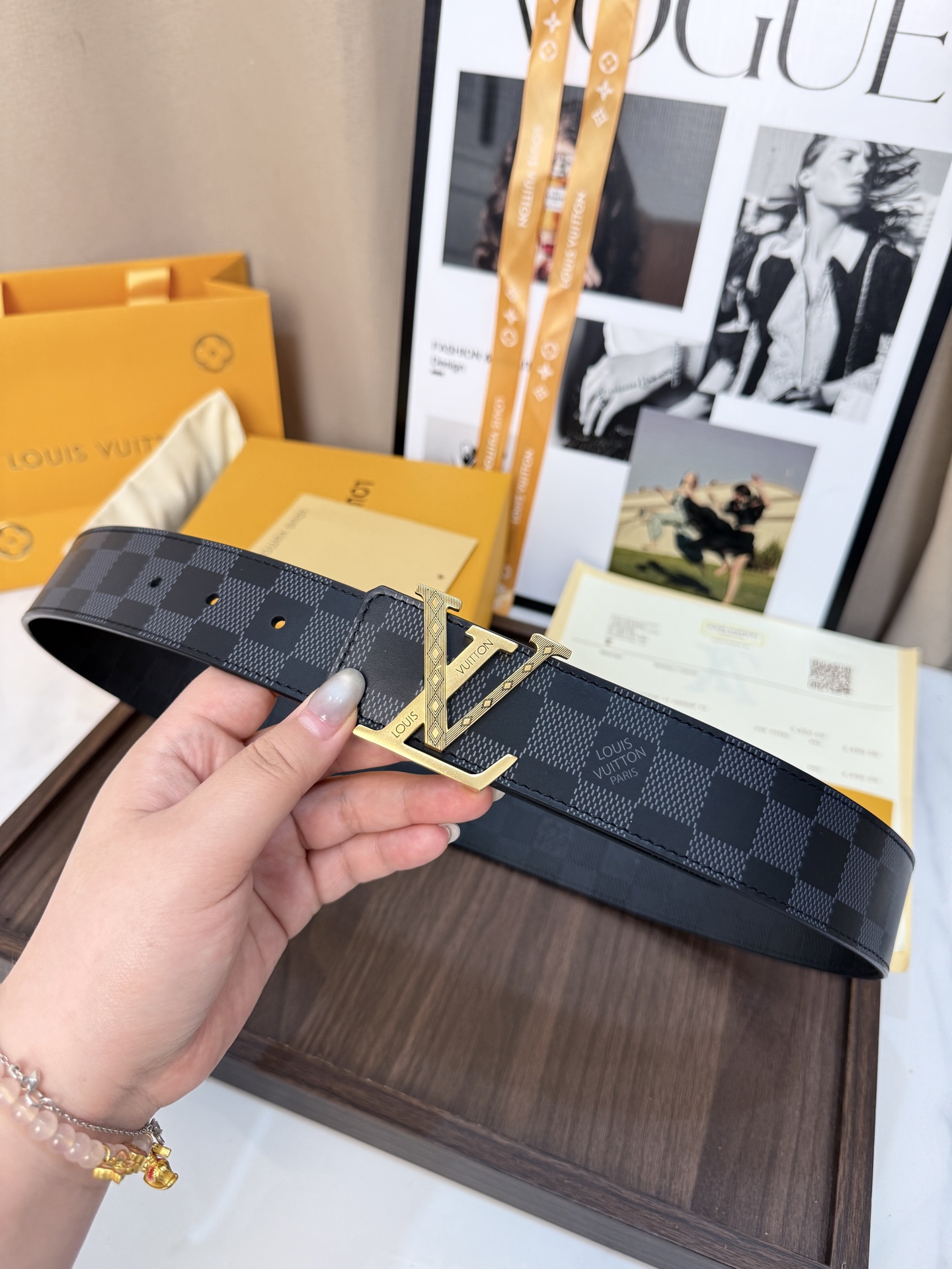 LV黑棋盤格雕花金標男士皮帶 ｜帶寬 40mm         經典棋盤格耐磨面料搭配精工雕花金色LV帶