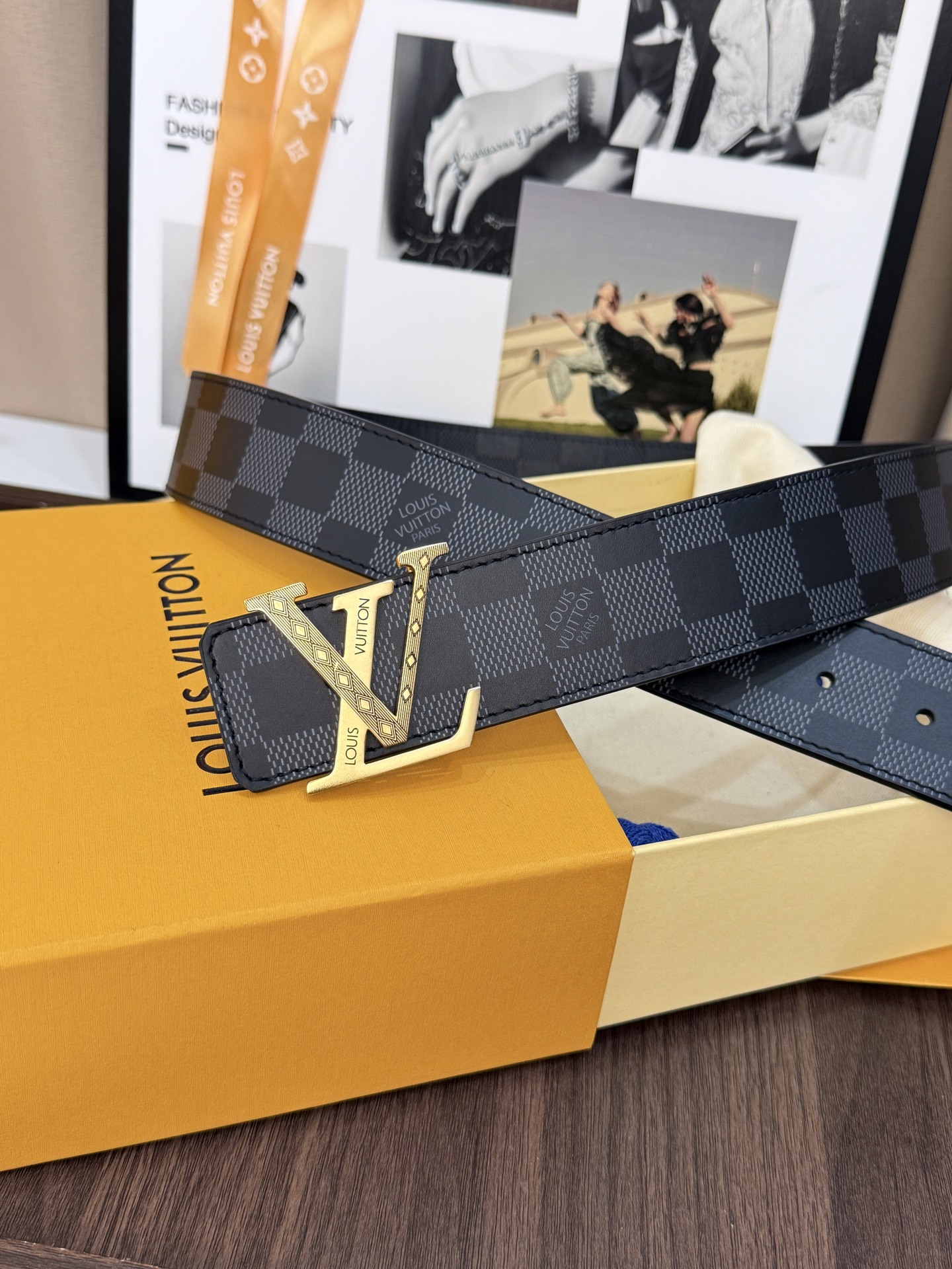 LV黑棋盤格雕花金標男士皮帶 ｜帶寬 40mm         經典棋盤格耐磨面料搭配精工雕花金色LV帶