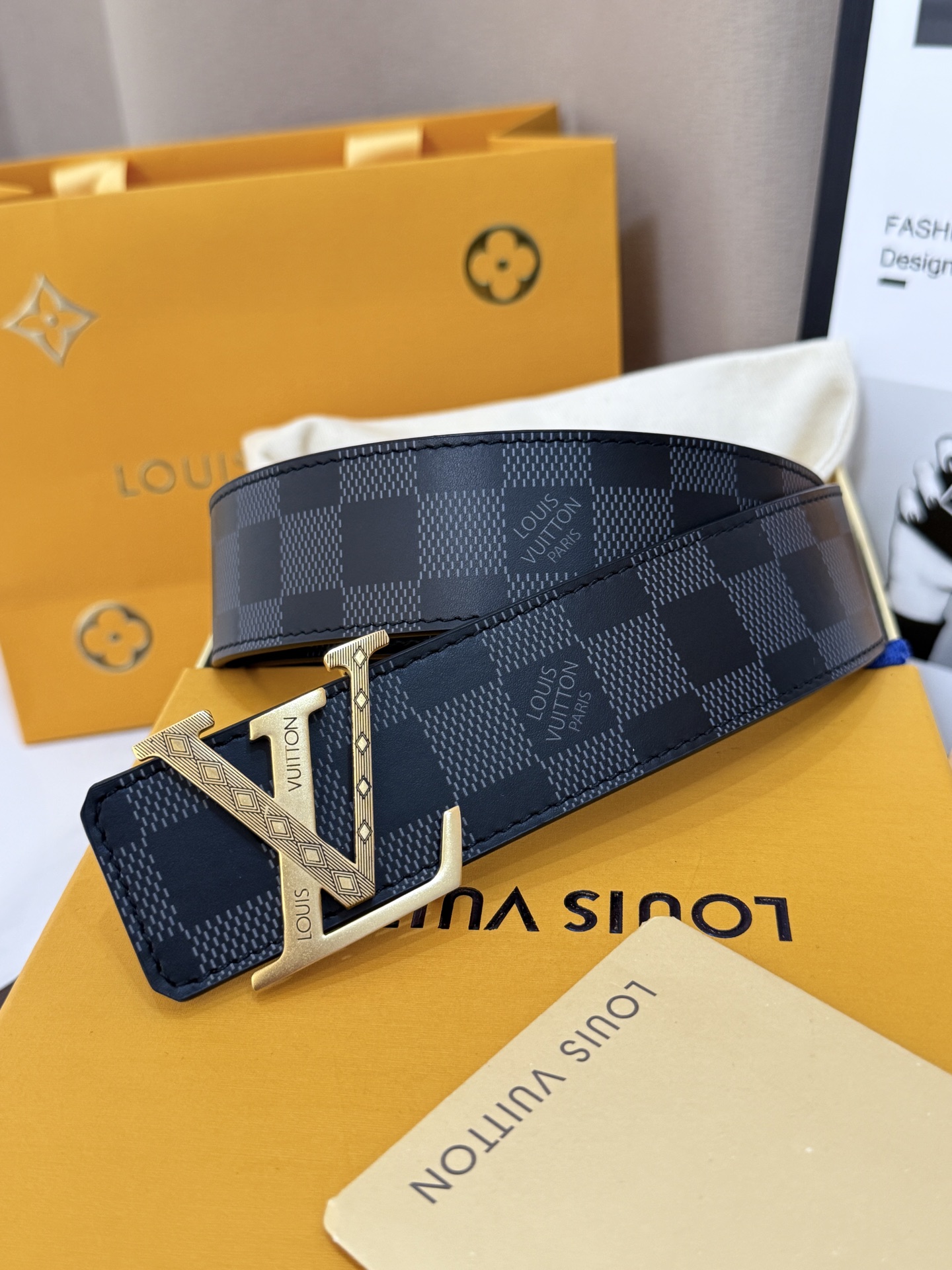 NO:882620,Original order LV men's belt with black checkerboard pattern and gold label | Width 40mm. Classic checkerboard pattern wear-resistant fabric with finely carved gold LV buckle. Exquisite and high-end workmanship. Simple and elegant version design, easy to control for business office and daily casual wear. Belt, louis vuitton19860909原单   LV黑棋盤格雕花金標男士皮帶 ｜帶寬 40mm  經典棋盤格耐磨面料搭配精工雕花金色LV帶扣,做工精緻高級  簡約大氣的版型設計,商務辦公、日常休閒穿搭都 能輕鬆駕馭,皮带,louis vuitton,Belt