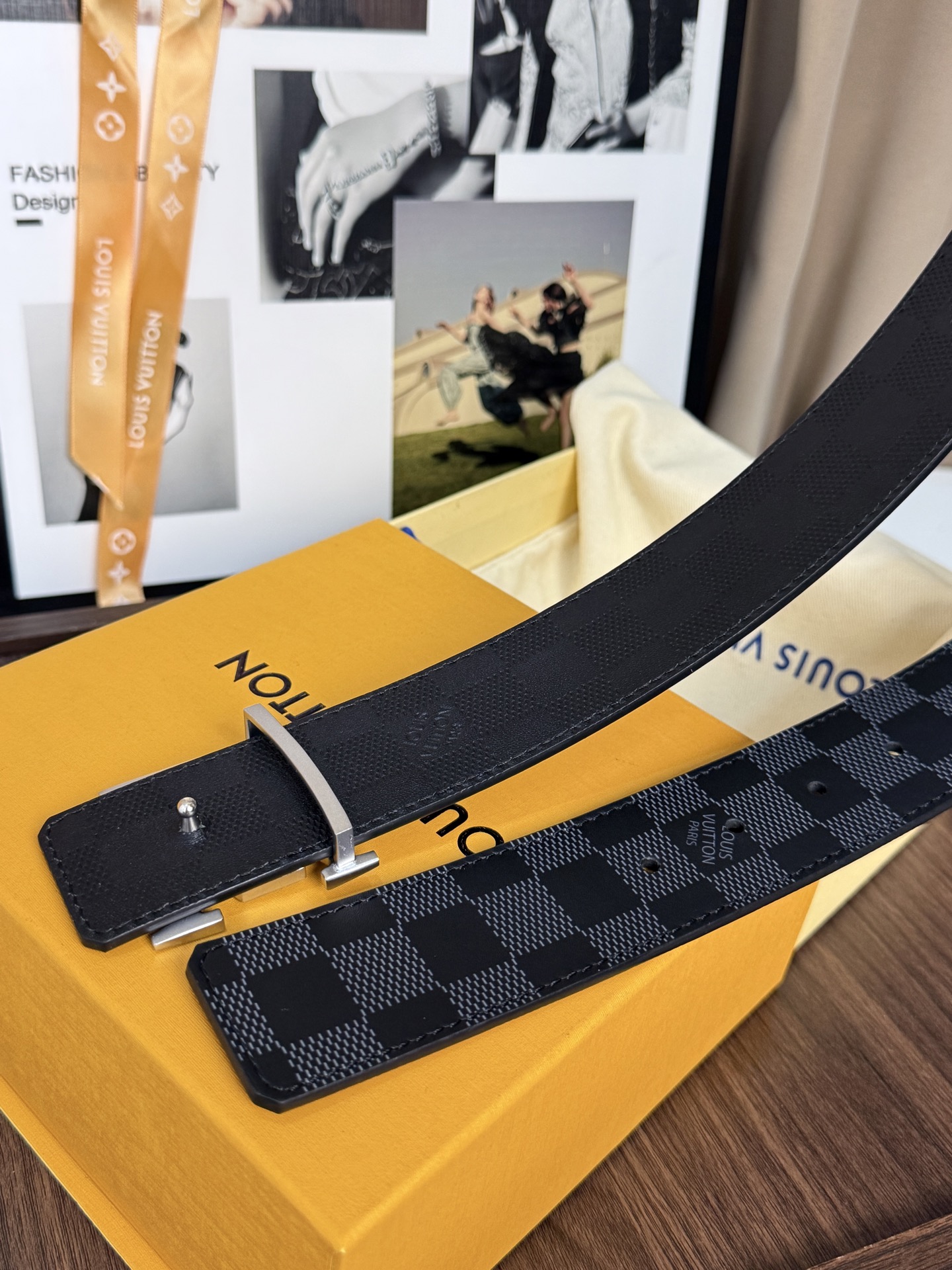 LV黑棋盤格雕花銀標男士皮帶 ｜帶寬 40mm         經典棋盤格耐磨面料搭配精工雕花銀色LV帶