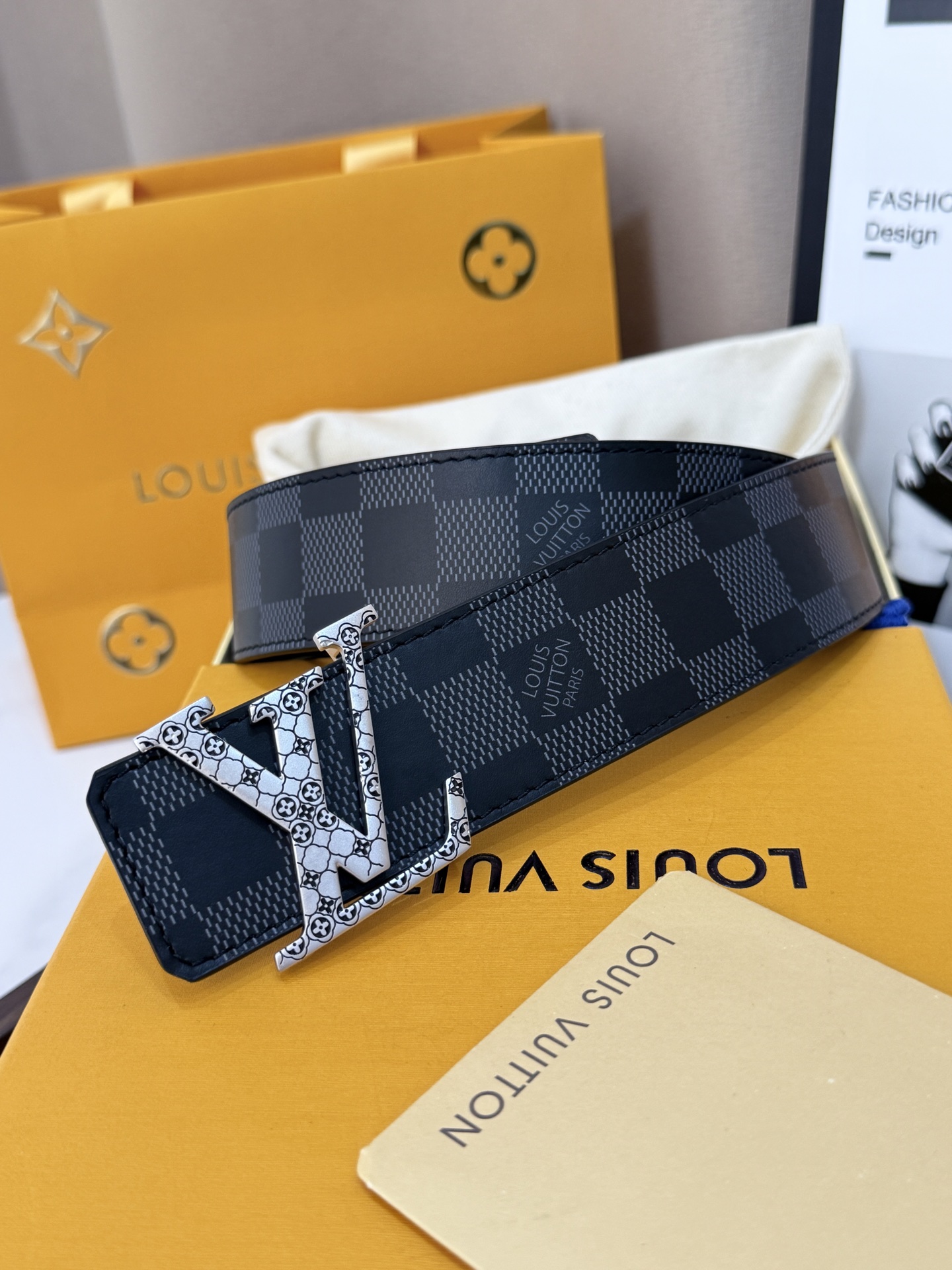 NO:882627,Original order LV men's belt with black checkerboard pattern and silver label | Width 40mm. Classic checkerboard pattern wear-resistant fabric with finely carved silver LV buckle. Exquisite and high-end workmanship. Simple and elegant version design, easy to control for business office and daily casual wear. Belt, louis vuitton19860909原单  LV黑棋盤格雕花銀標男士皮帶 ｜帶寬 40mm  經典棋盤格耐磨面料搭配精工雕花銀色LV帶扣,做工精緻高級  簡約大氣的版型設計,商務辦公、日常休閒穿搭都 能輕鬆駕馭,皮带,louis vuitton,Belt
