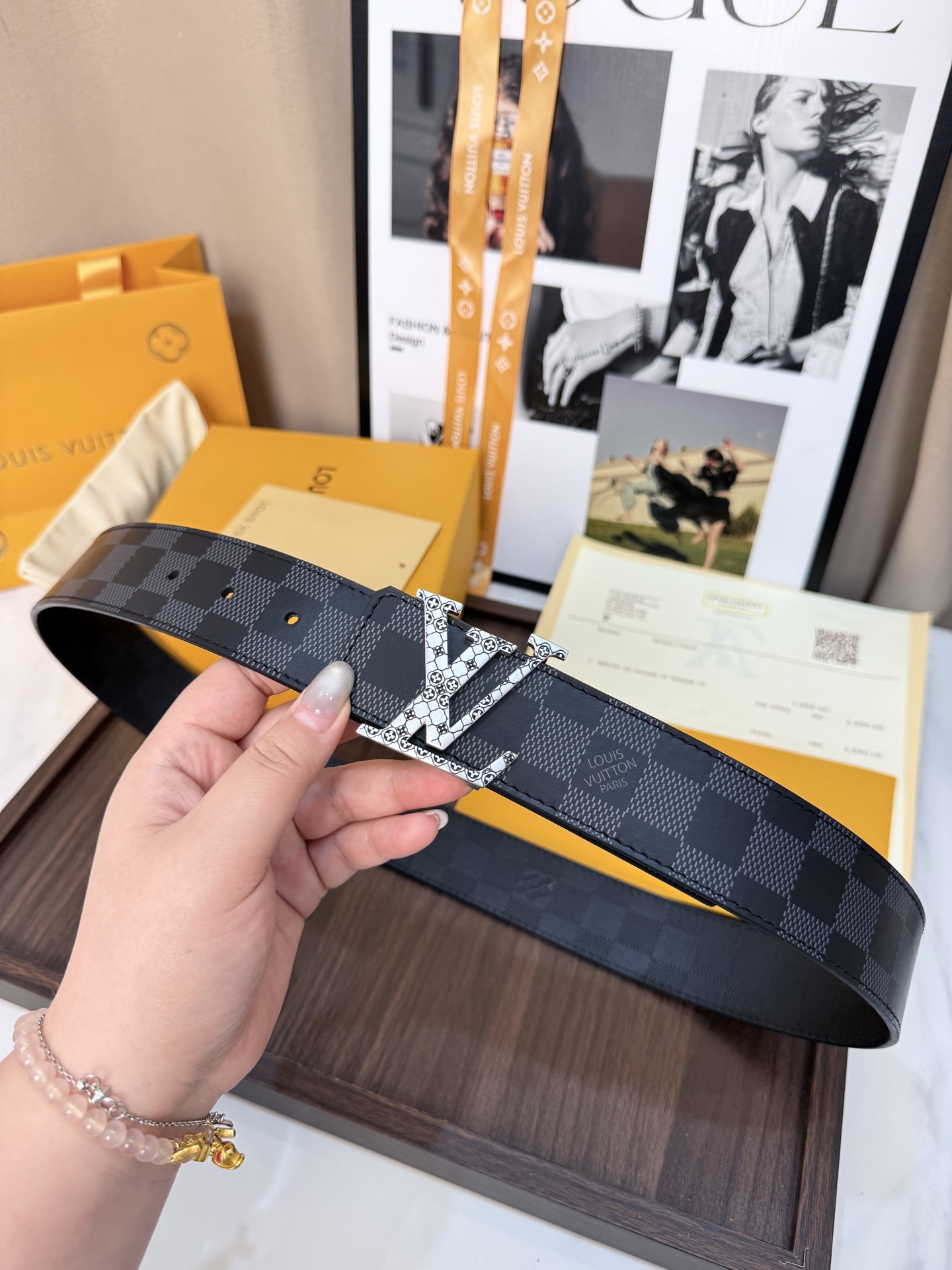 LV黑棋盤格雕花銀標男士皮帶 ｜帶寬 40mm         經典棋盤格耐磨面料搭配精工雕花銀色LV帶