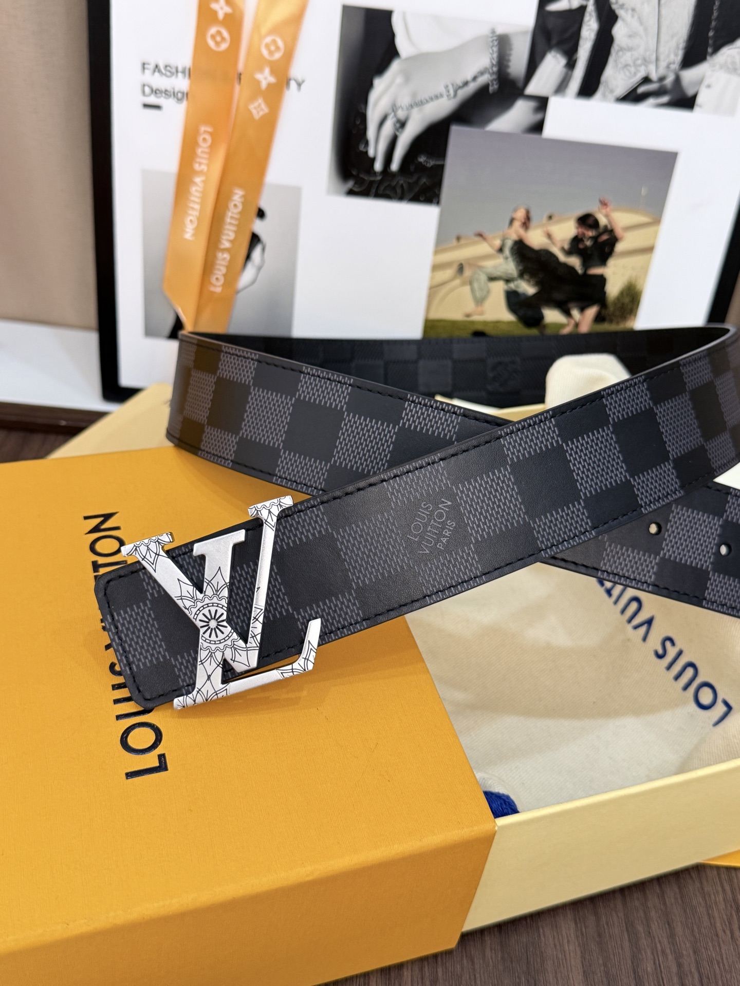 LV黑棋盤格雕花銀標男士皮帶 ｜帶寬 40mm         經典棋盤格耐磨面料搭配精工雕花銀色LV帶