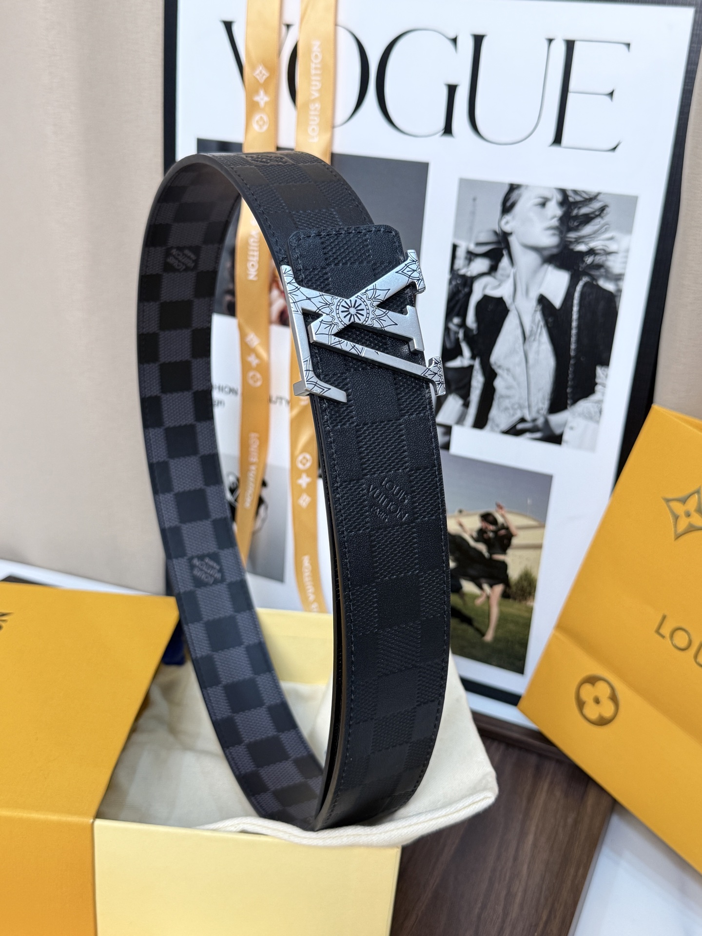 LV黑棋盤格雕花銀標男士皮帶 ｜帶寬 40mm         經典棋盤格耐磨面料搭配精工雕花銀色LV帶