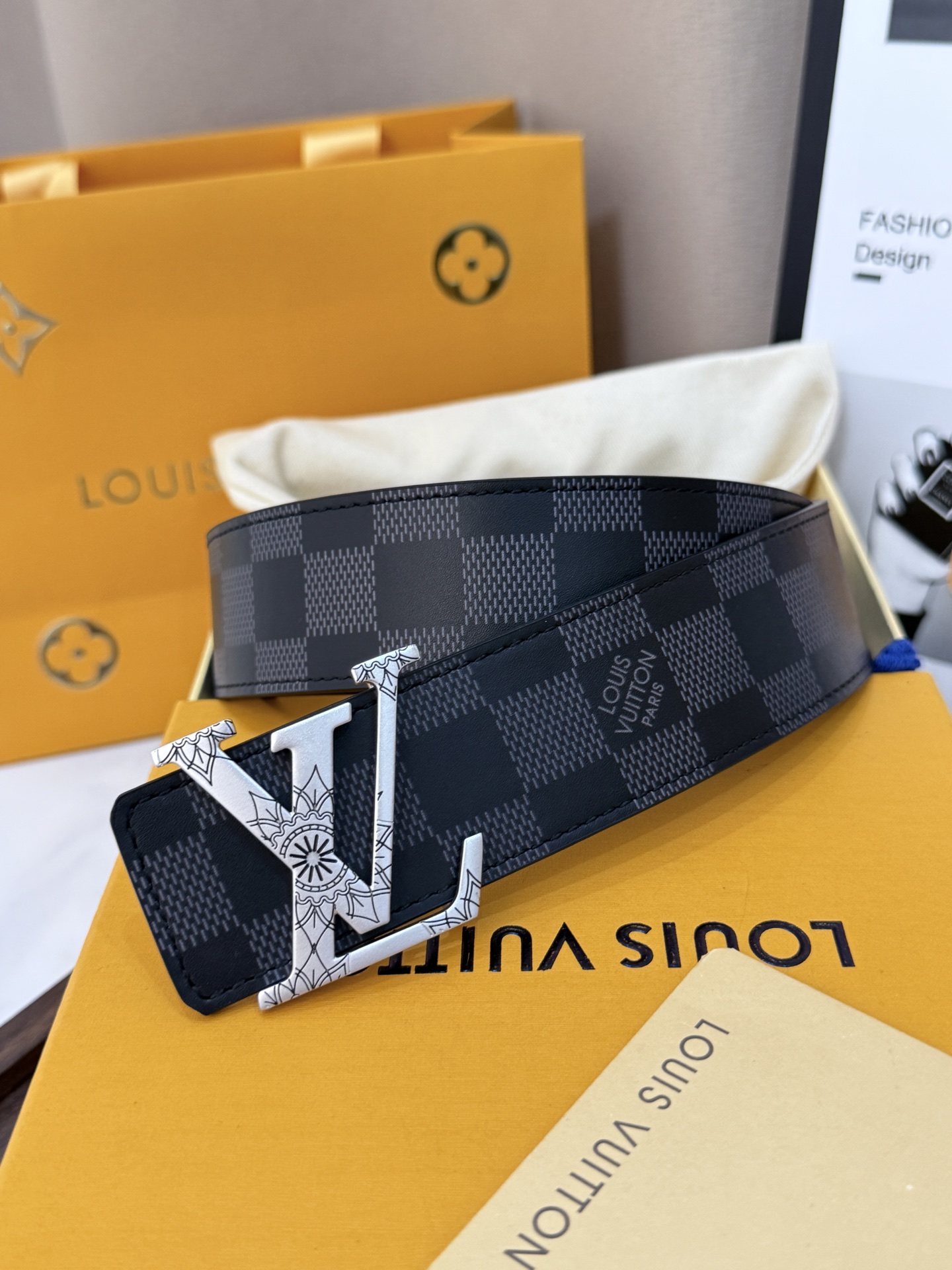 NO:882633,Original order LV men's belt with black checkerboard pattern and silver label | Width 40mm. Classic checkerboard pattern wear-resistant fabric with finely carved silver LV buckle. Exquisite and high-end workmanship. Simple and elegant version design, easy to control for business office and daily casual wear. Belt, louis vuitton19860909原单   LV黑棋盤格雕花銀標男士皮帶 ｜帶寬 40mm  經典棋盤格耐磨面料搭配精工雕花銀色LV帶扣,做工精緻高級  簡約大氣的版型設計,商務辦公、日常休閒穿搭都 能輕鬆駕馭,皮带,louis vuitton,Belt