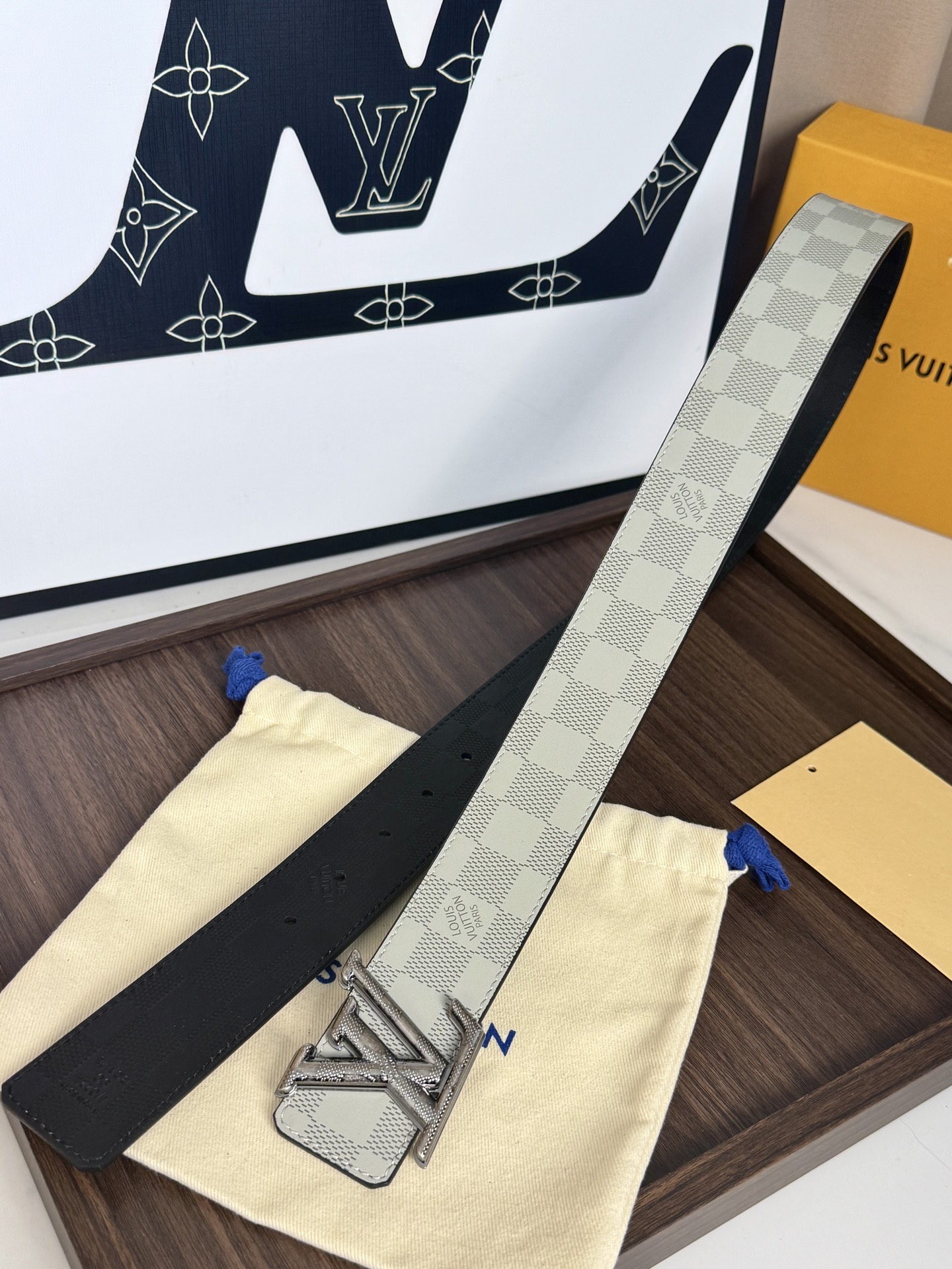 LV淺灰棋盤格雕花古銀標男士皮帶 |帶寬 40mm         高質感淺灰棋盤格紋理皮料，搭配精緻鏤