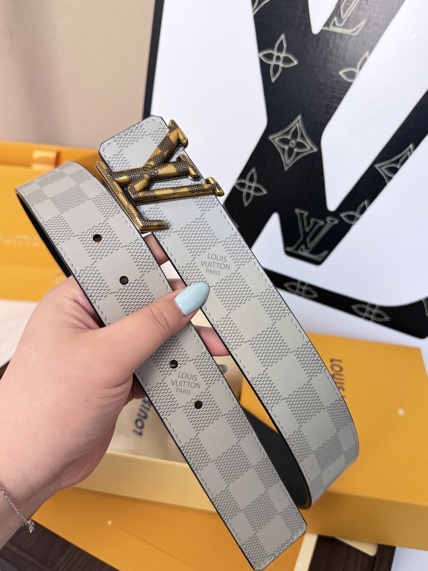 LV淺灰棋盤格雕花古金標男士皮帶 |帶寬 40mm         高質感淺灰棋盤格紋理皮料，搭配精緻鏤