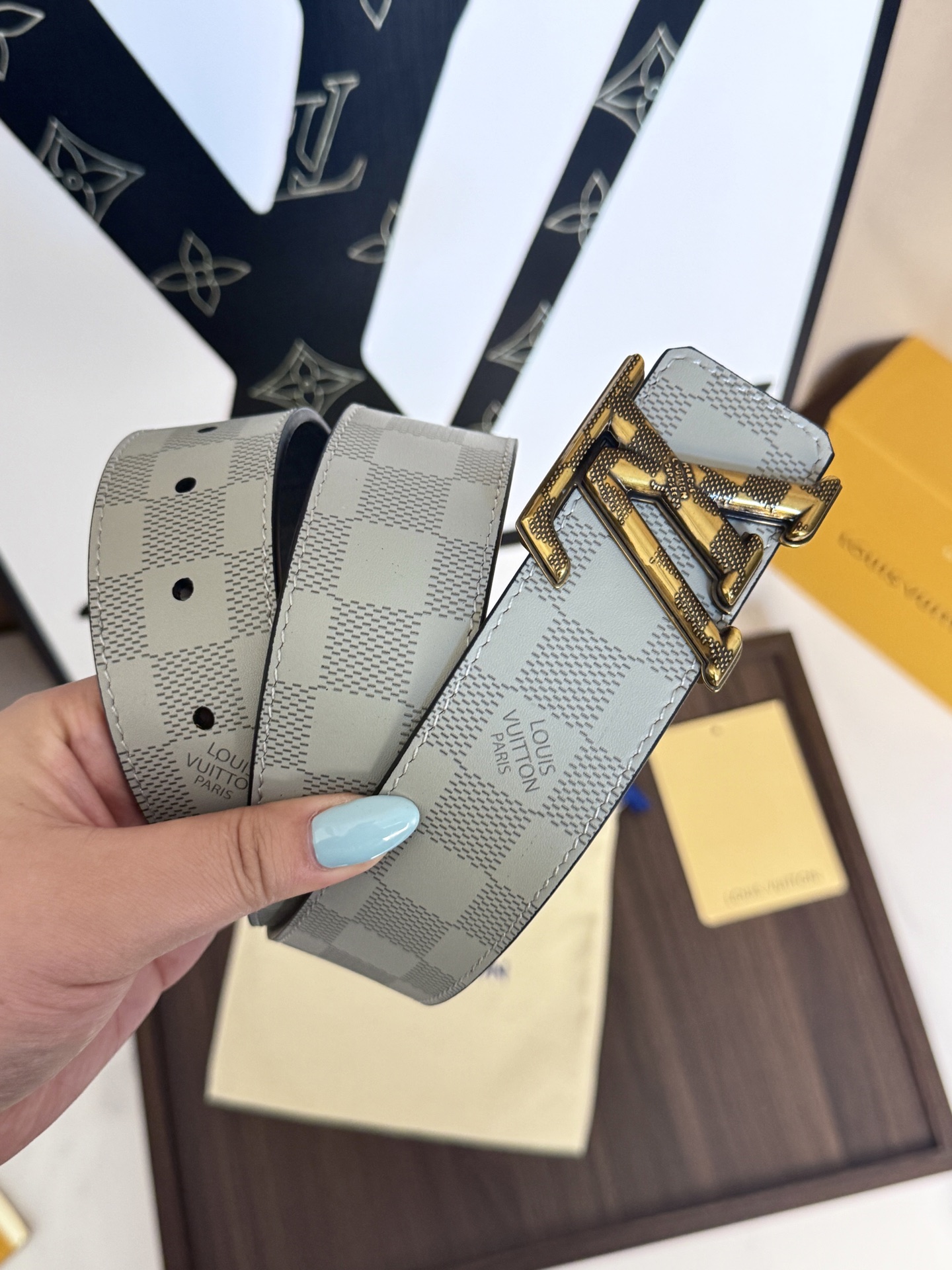 LV淺灰棋盤格雕花古金標男士皮帶 |帶寬 40mm         高質感淺灰棋盤格紋理皮料，搭配精緻鏤
