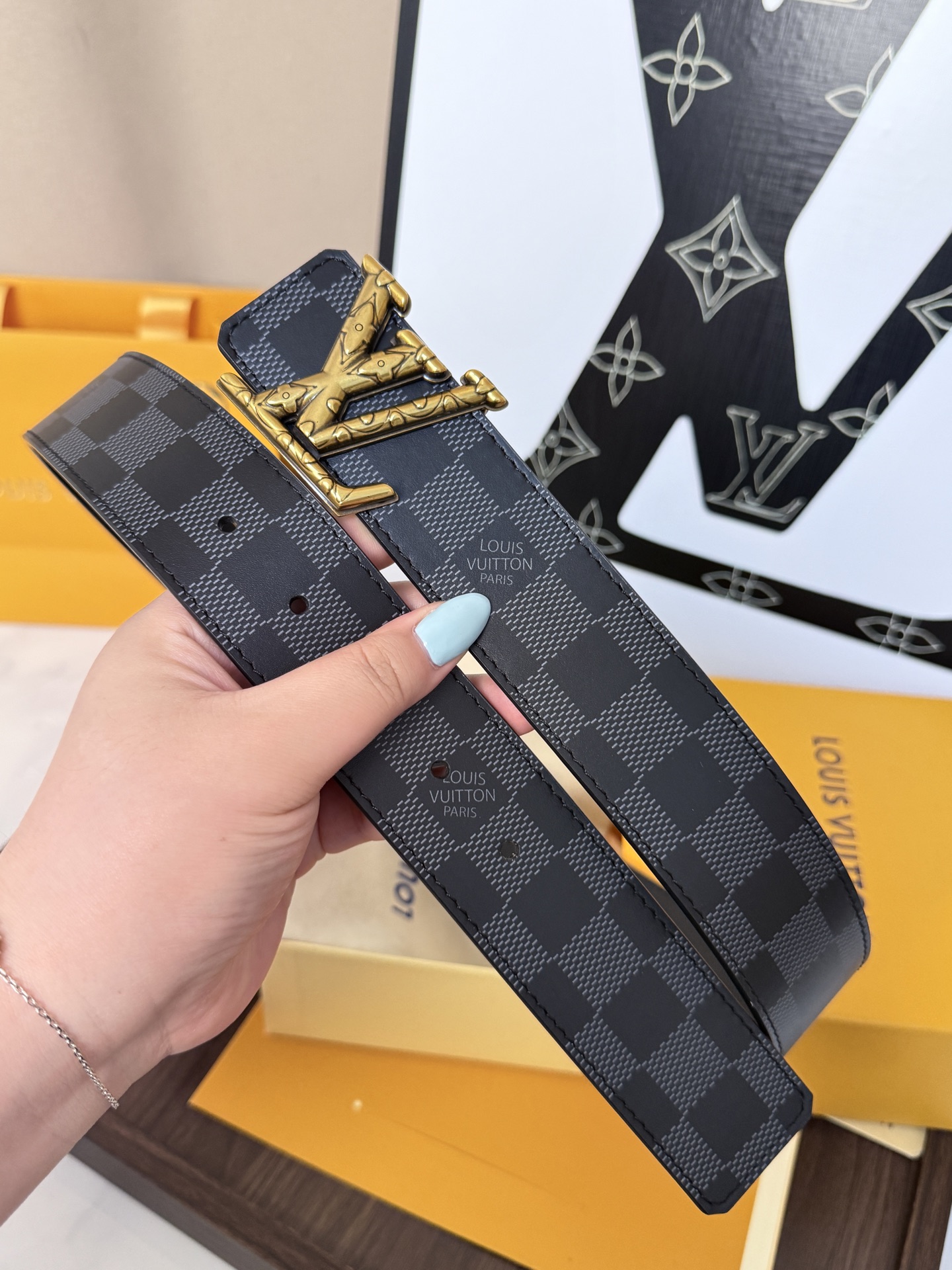 LV黑棋盤格雕花古金標男士皮帶 ｜帶寬 40mm         經典棋盤格耐磨面料搭配精工雕花古金LV