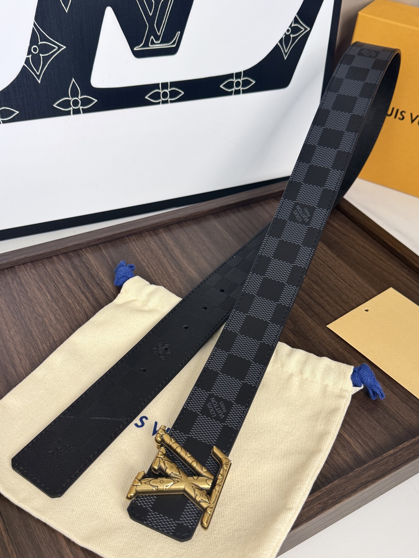 LV黑棋盤格雕花古金標男士皮帶 ｜帶寬 40mm         經典棋盤格耐磨面料搭配精工雕花古金LV